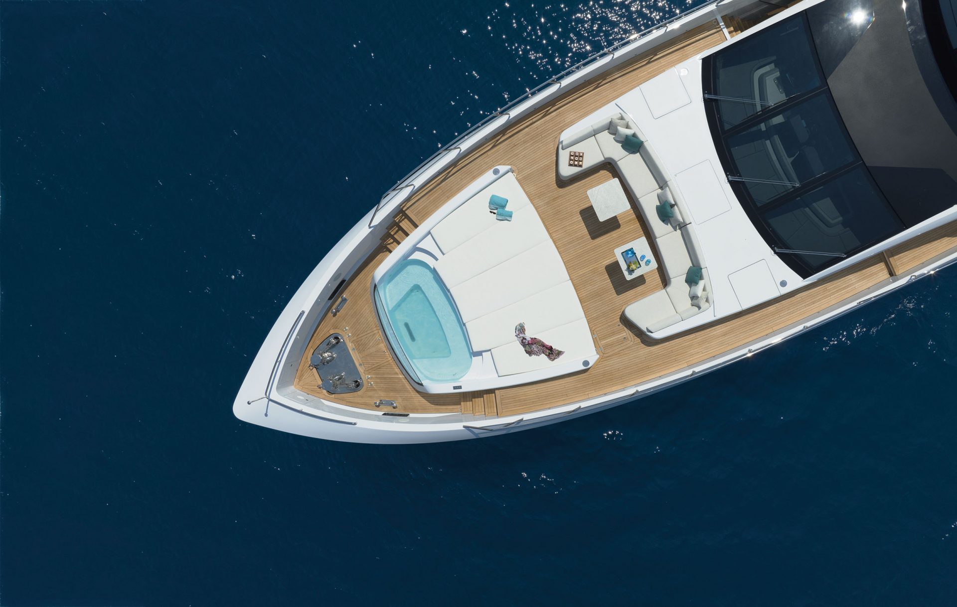 Mangusta Yachts: Prua con vasca idromassaggio e divano