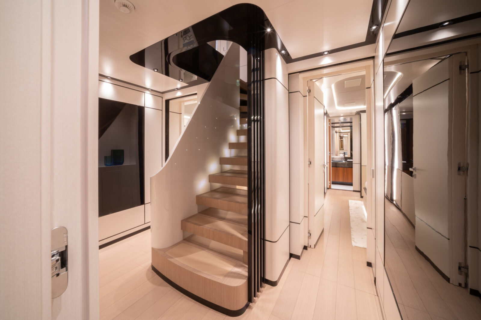 Scala interna elegante su yacht di lusso Mangusta