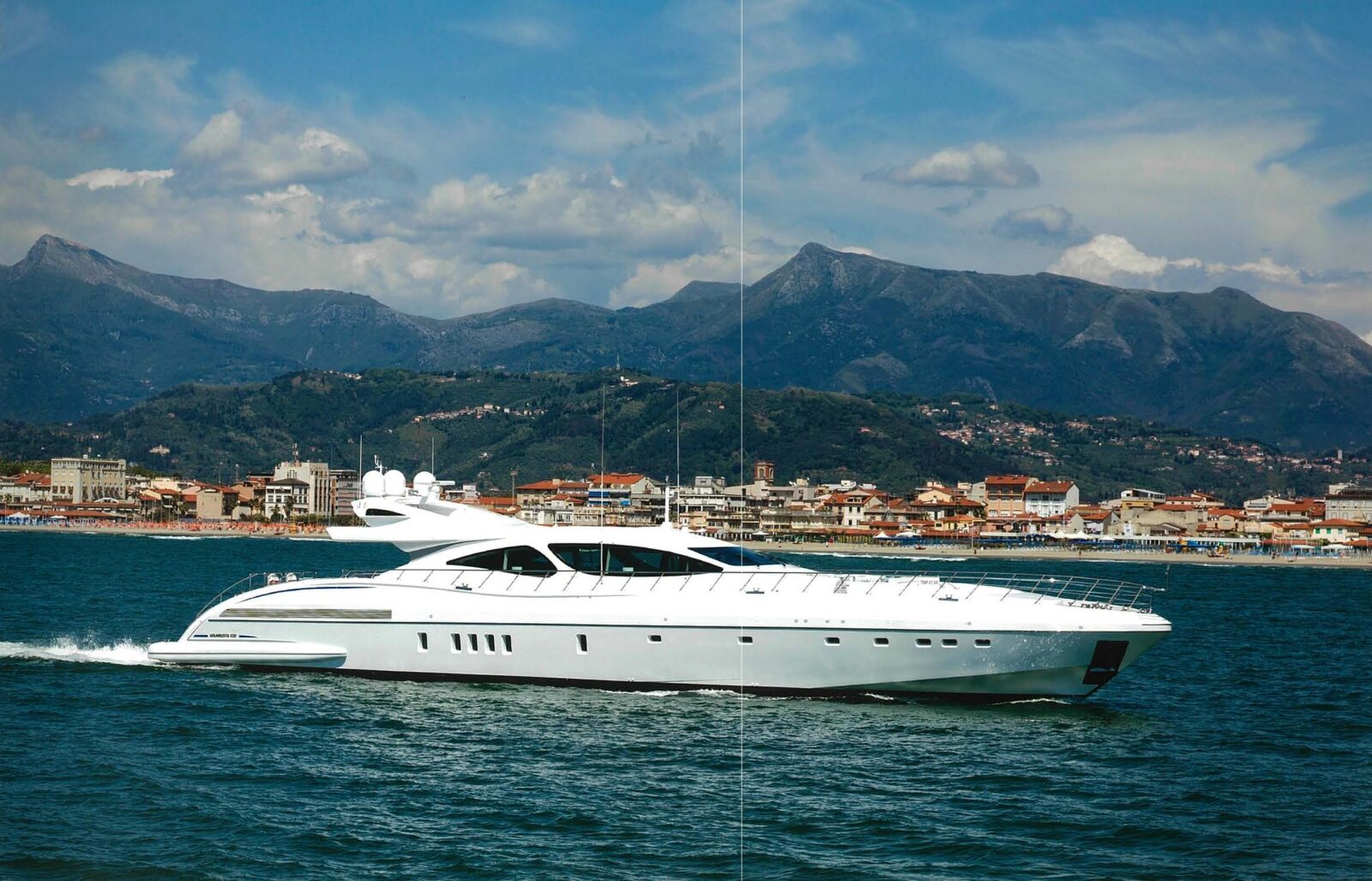 Yacht Mangusta in navigazione vicino alla costa.