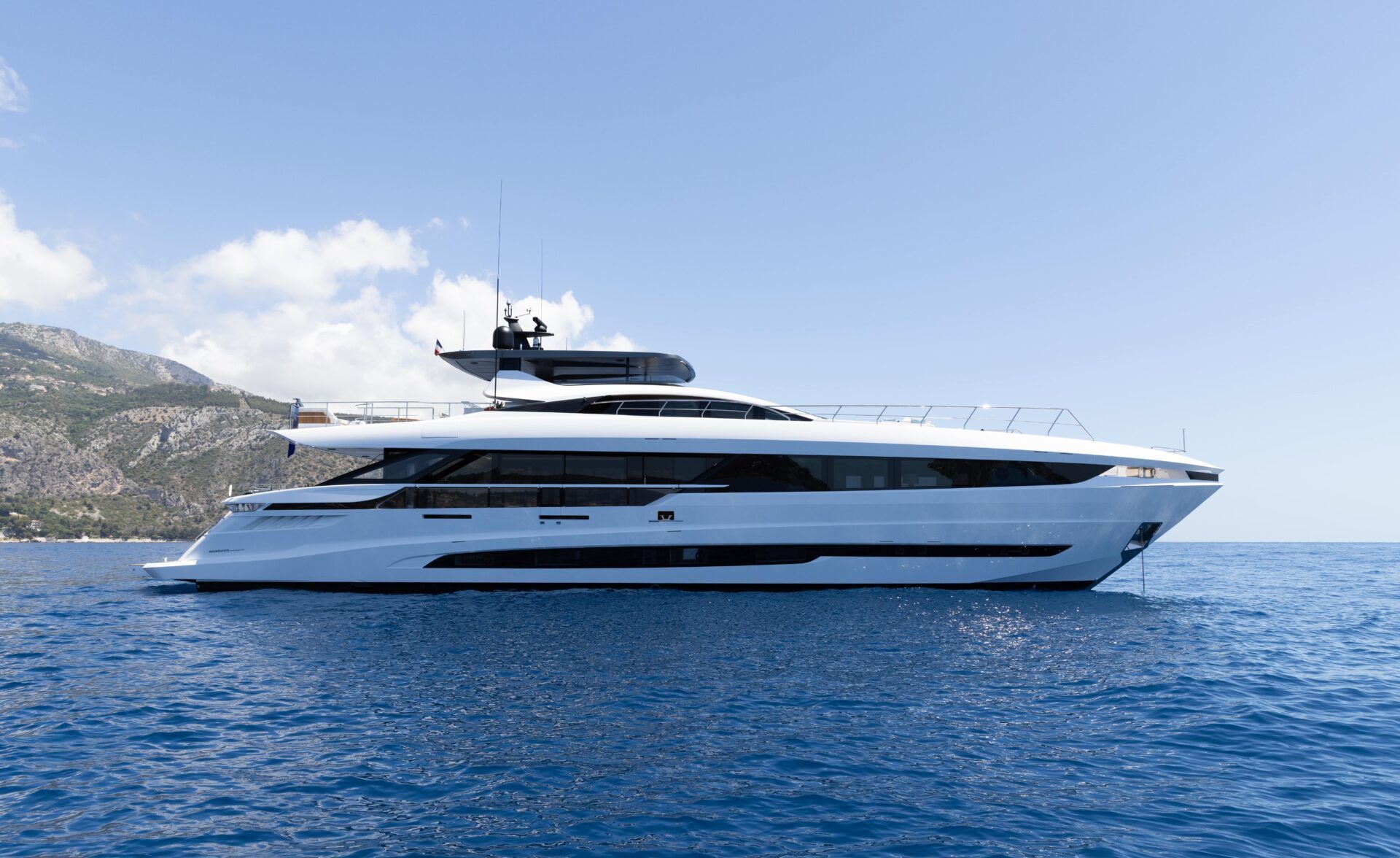 Yacht Mangusta naviga in mare aperto