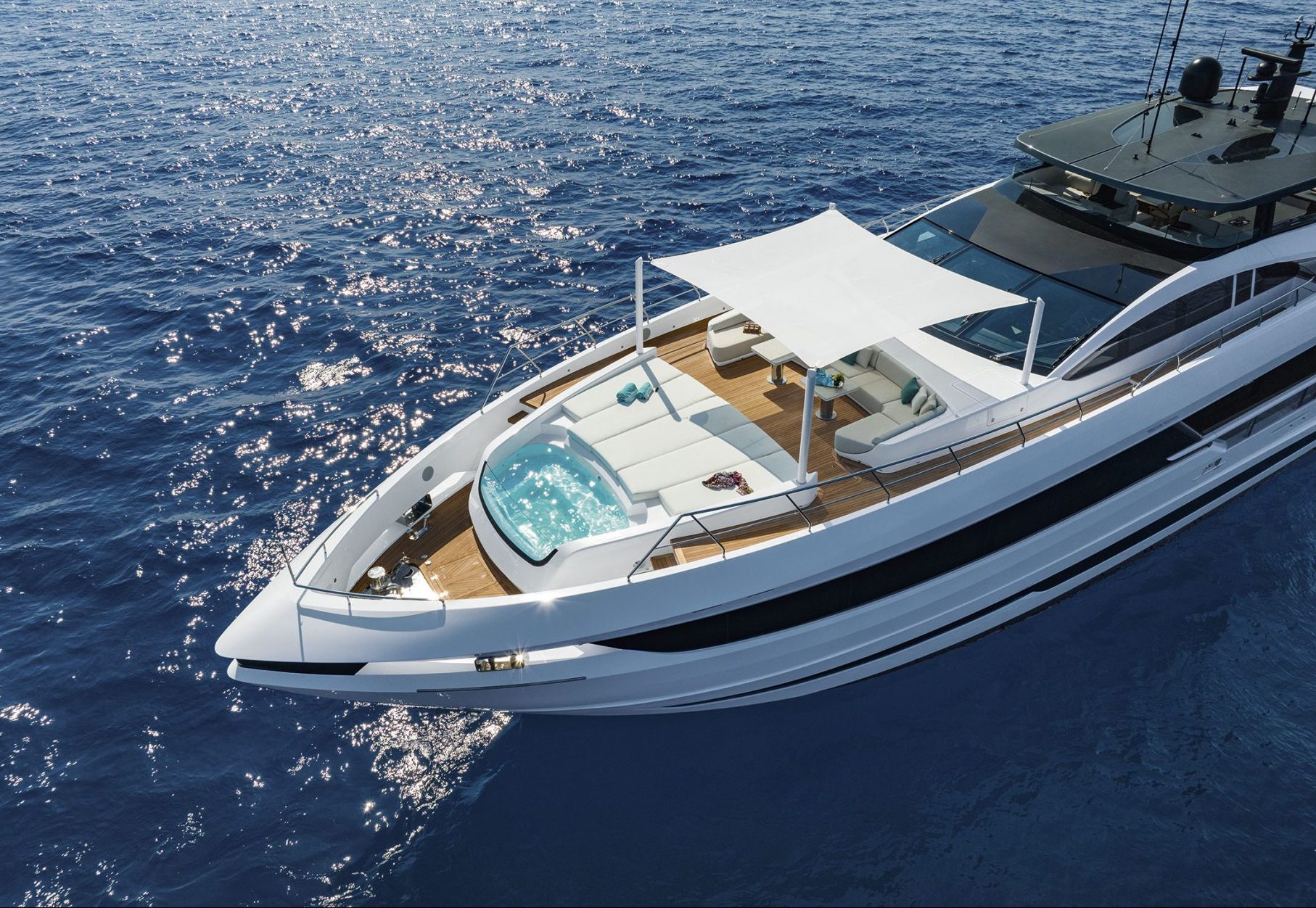 Yacht Mangusta con jacuzzi e area relax sul ponte.