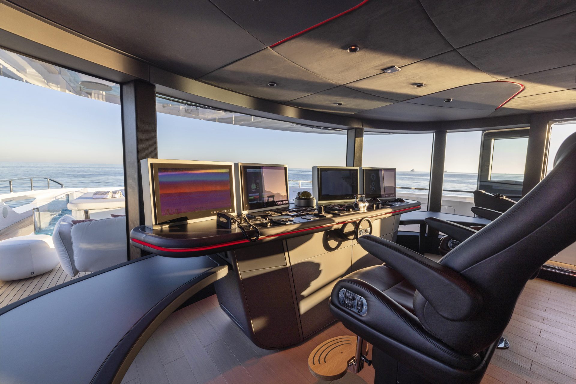 Plancia di comando moderna su yacht Mangusta in navigazione.
