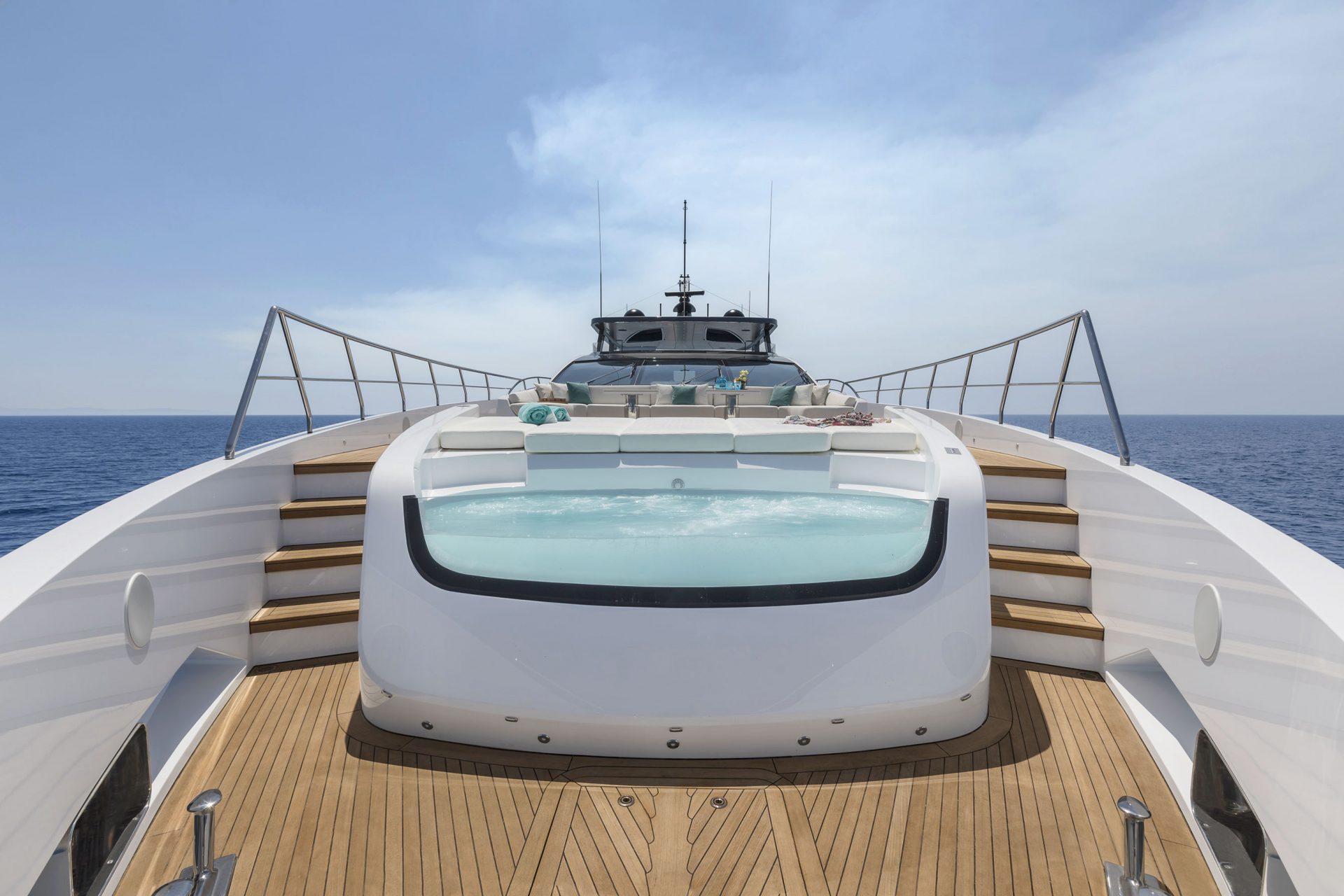 Jacuzzi sul ponte di Mangusta Yacht, vista mare.