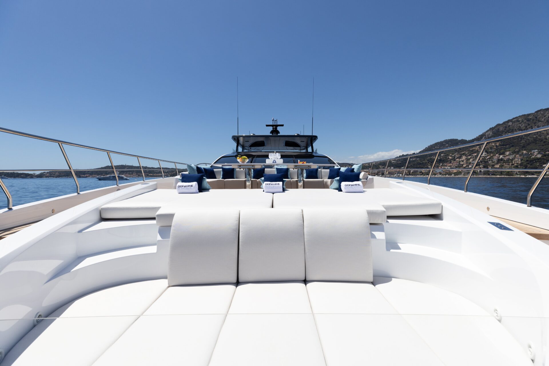 Sundeck lussuoso di uno yacht Mangusta in navigazione.