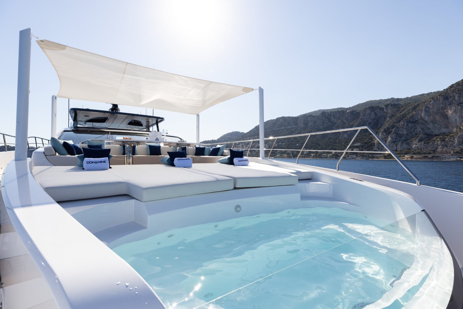 Jacuzzi su yacht Mangusta in acque cristalline.