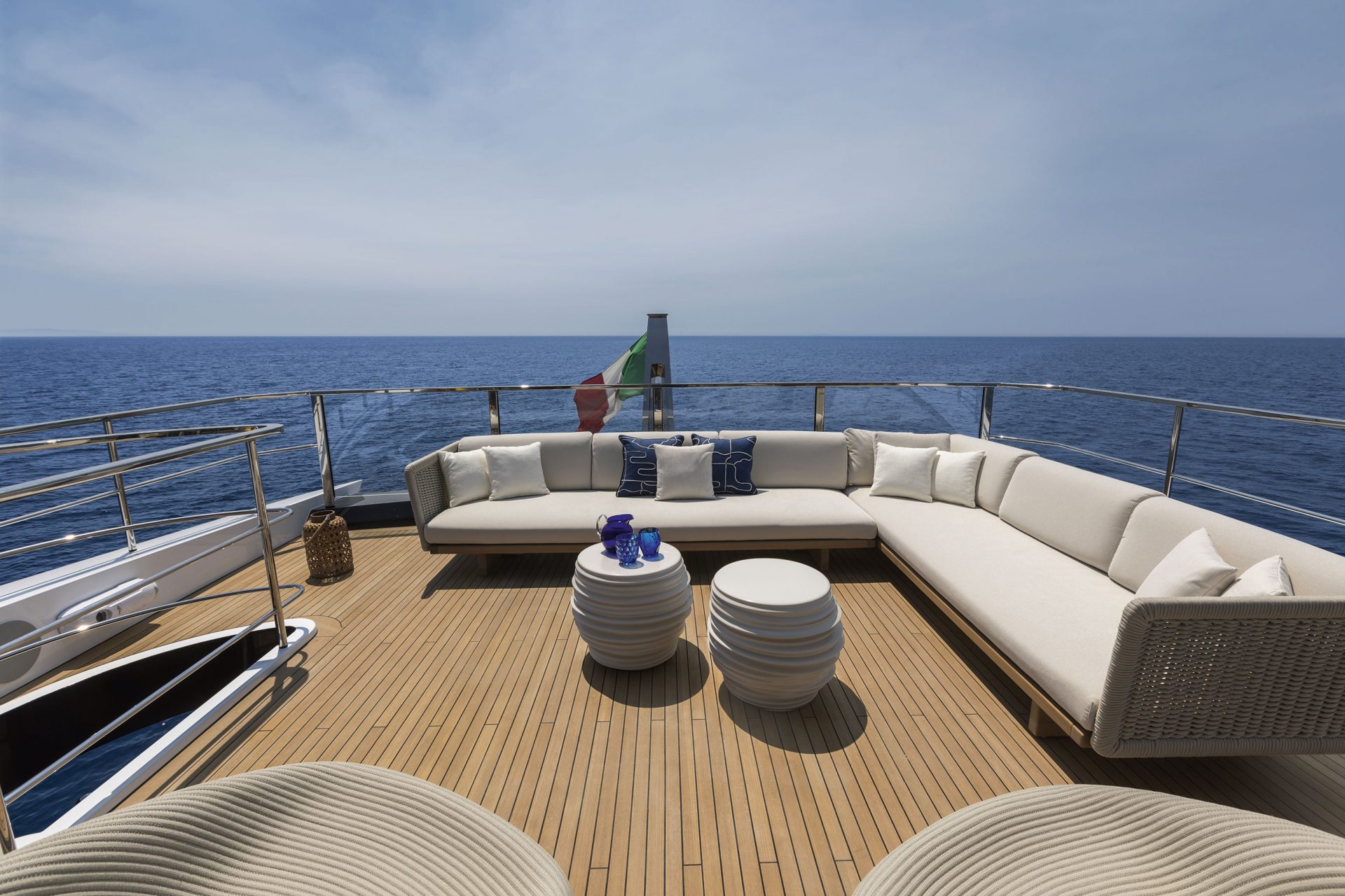 Terrazza relax yacht Mangusta con vista mare