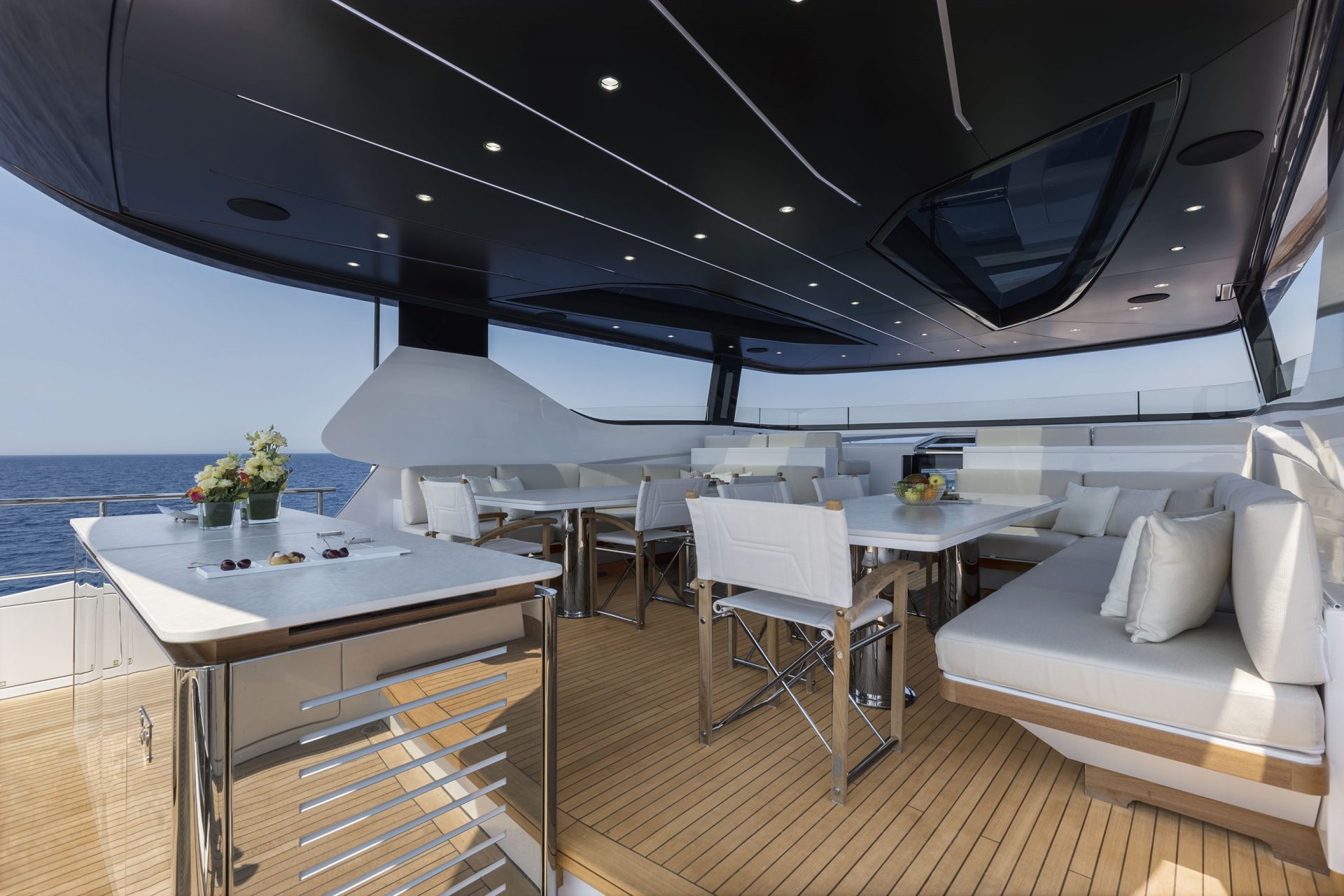 Yacht Mangusta, ponte esterno elegante con vista mare.