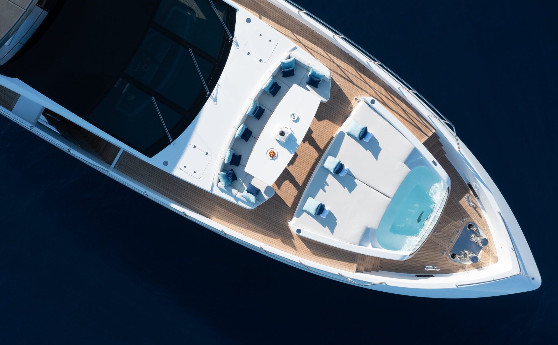 Mangusta Yachts, design elegante del ponte superiore.