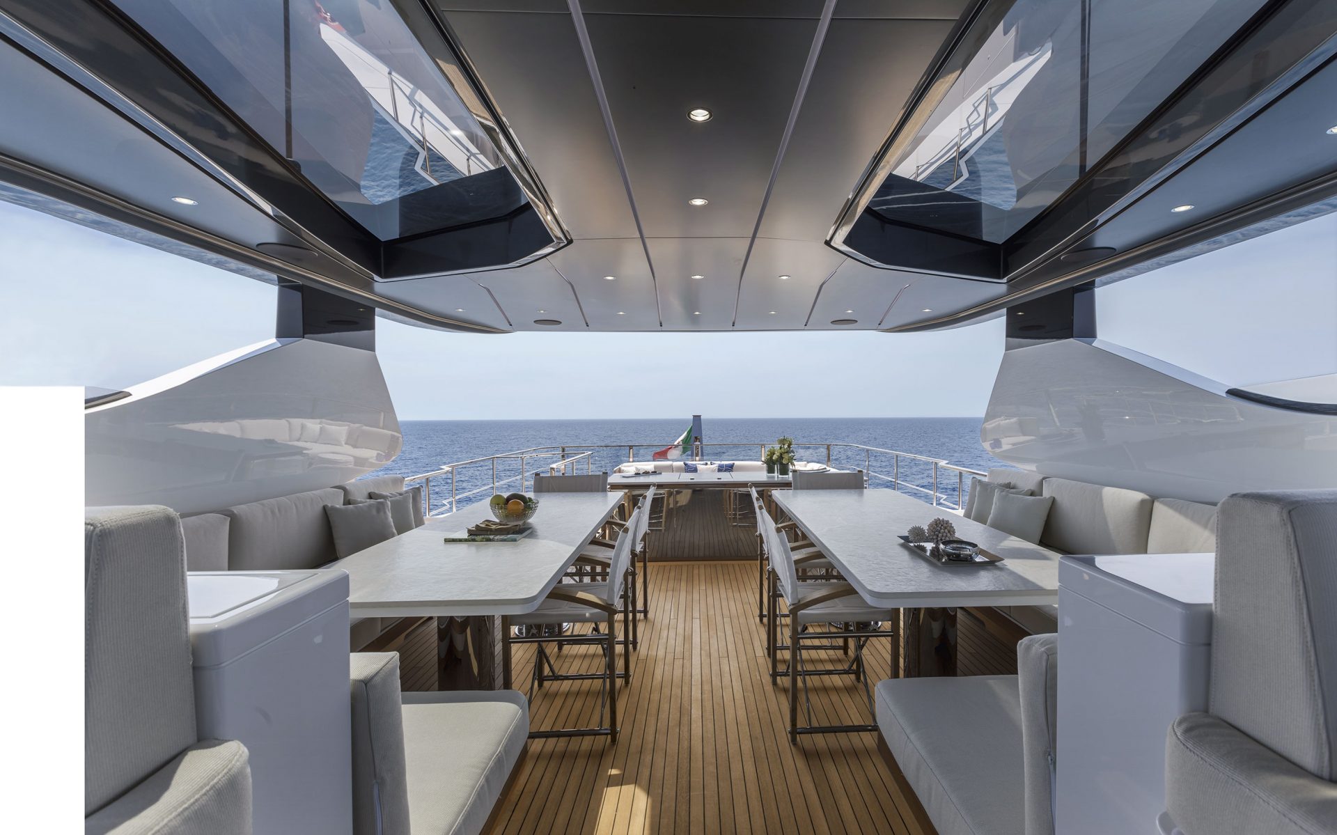 Interni di lusso del Mangusta Yacht su mare azzurro.