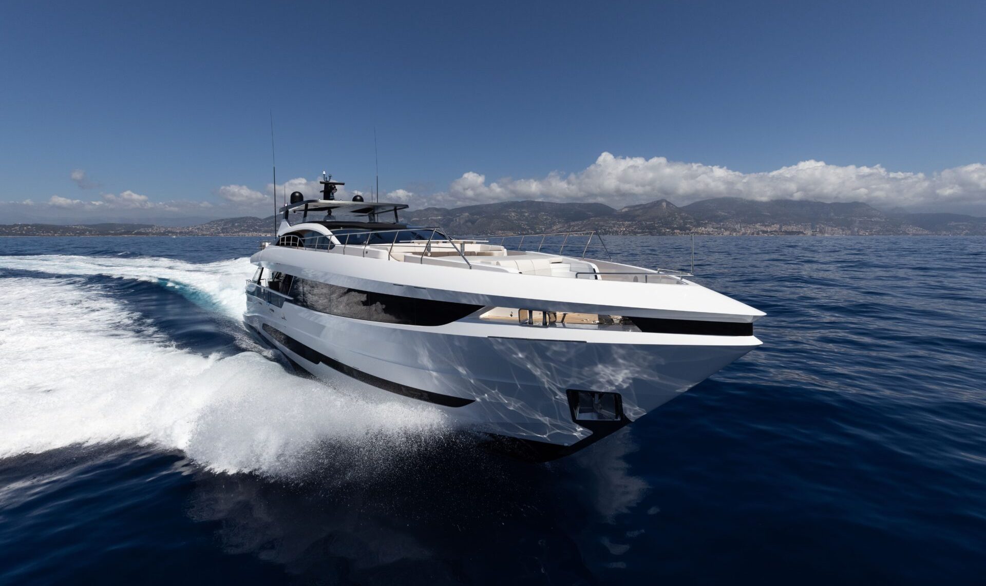 Yacht Mangusta in navigazione su acque cristalline.
