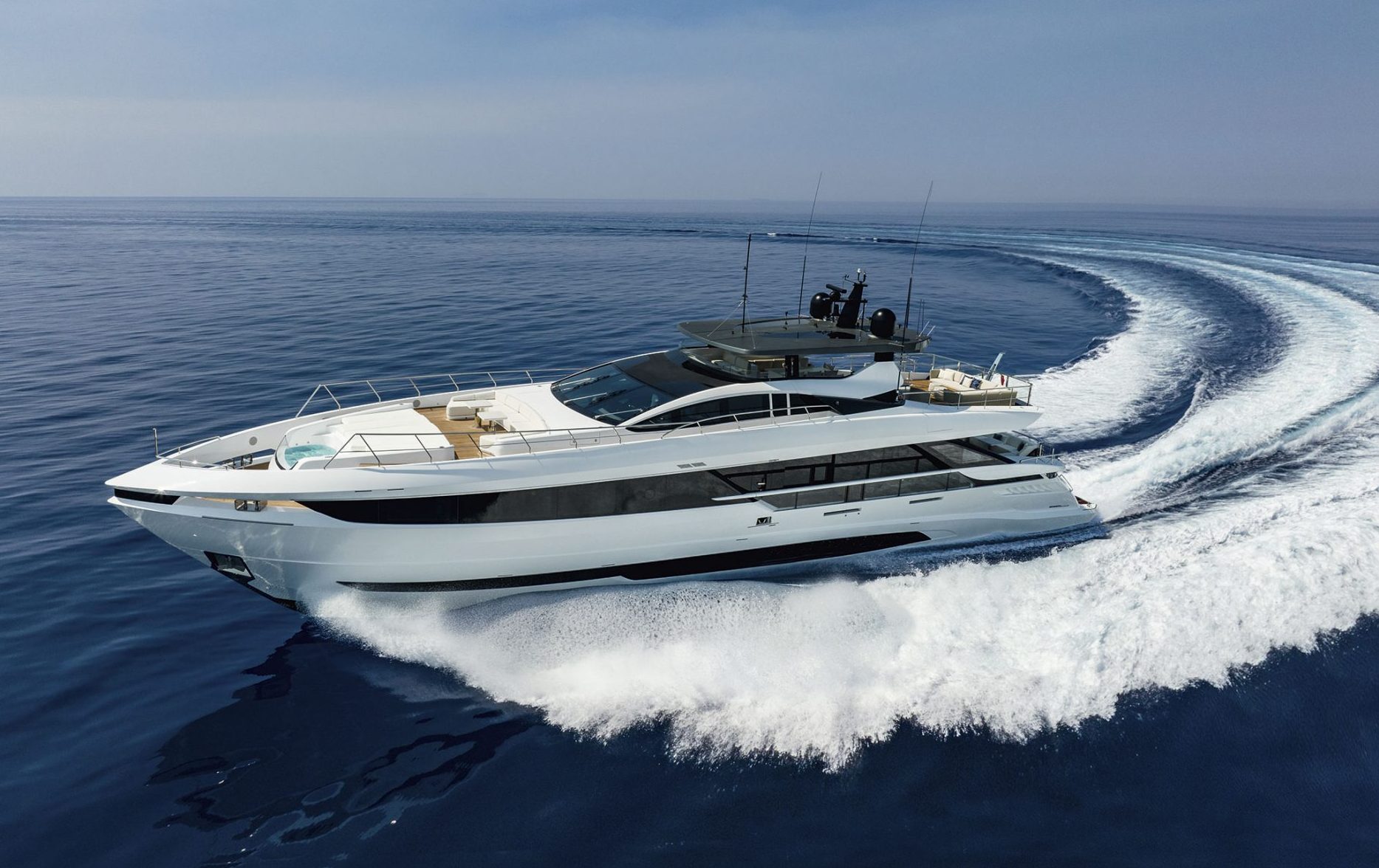 Yacht Mangusta naviga sul mare azzurro.