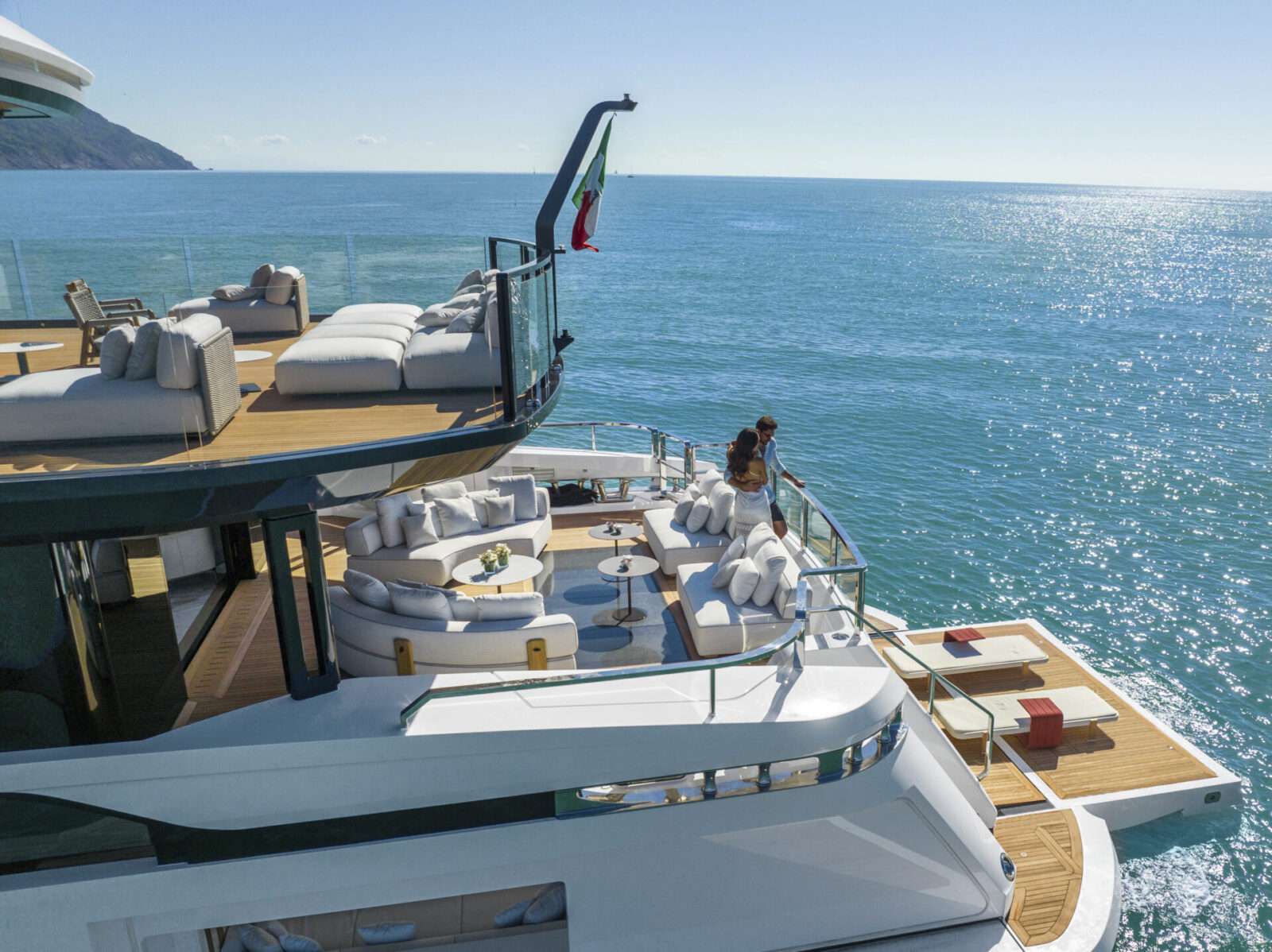 Mangusta yacht di lusso in mare aperto