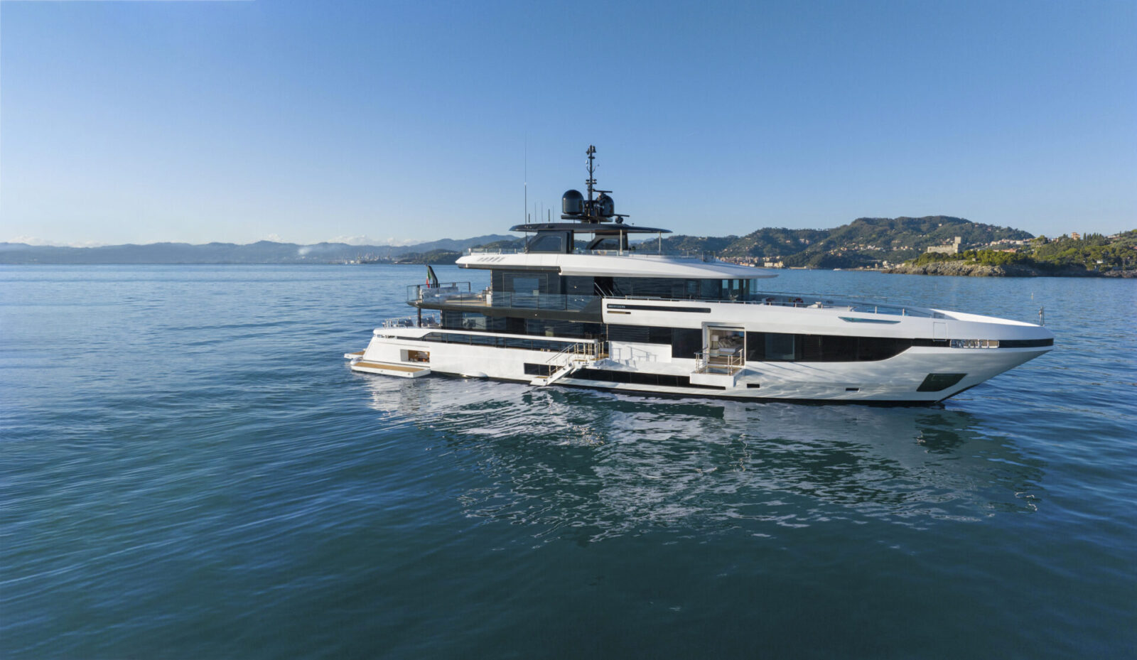 Yacht Mangusta in navigazione calma sul mare.