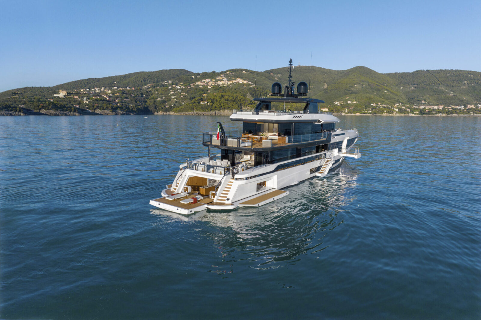 Mangusta Yachts esplora coste lussureggianti