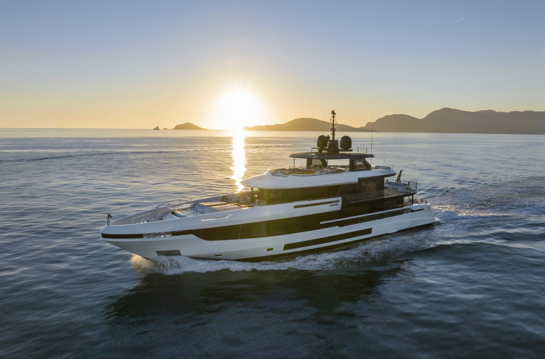 Yacht Mangusta al tramonto sul mare.