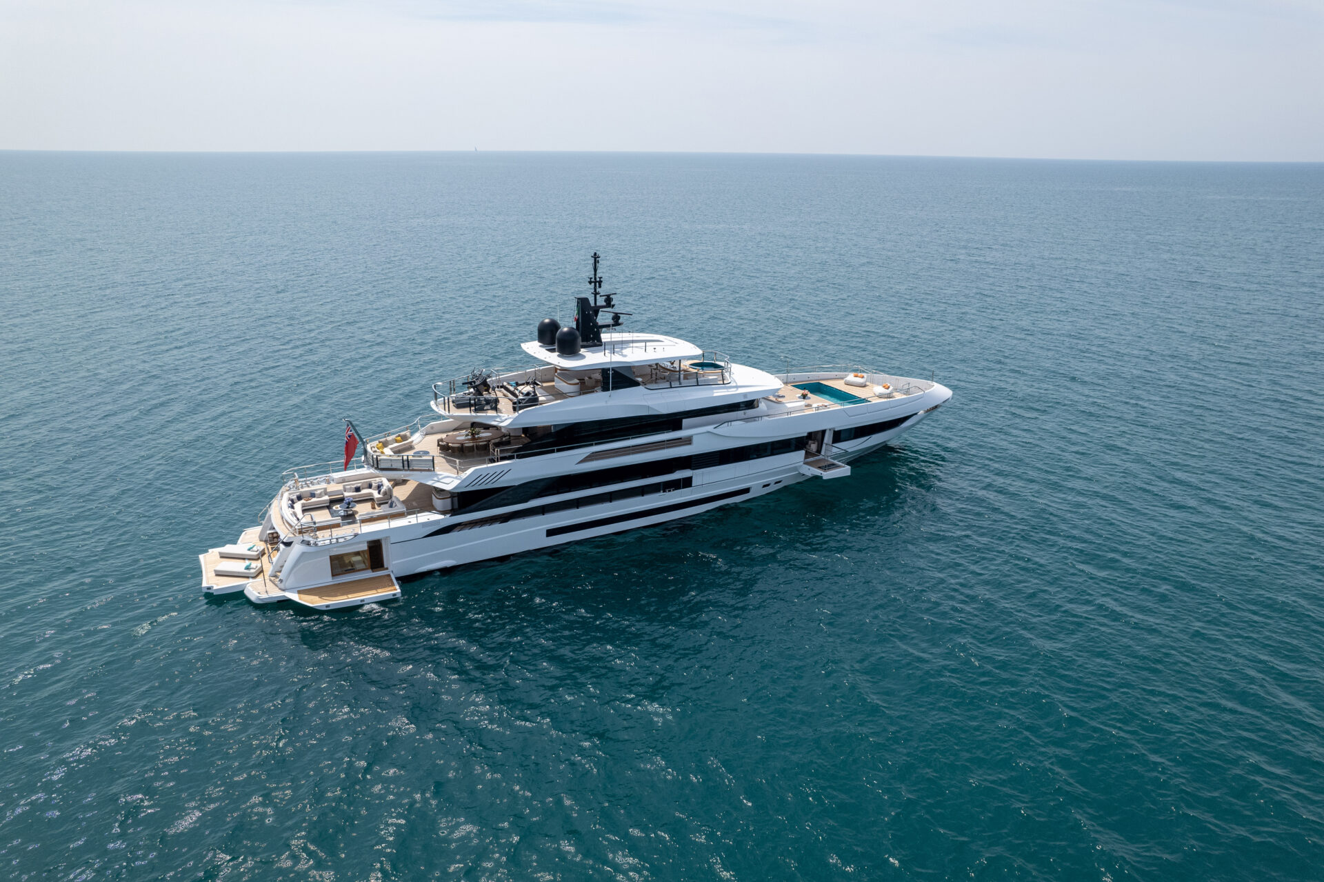Yacht di lusso Mangusta in navigazione serena