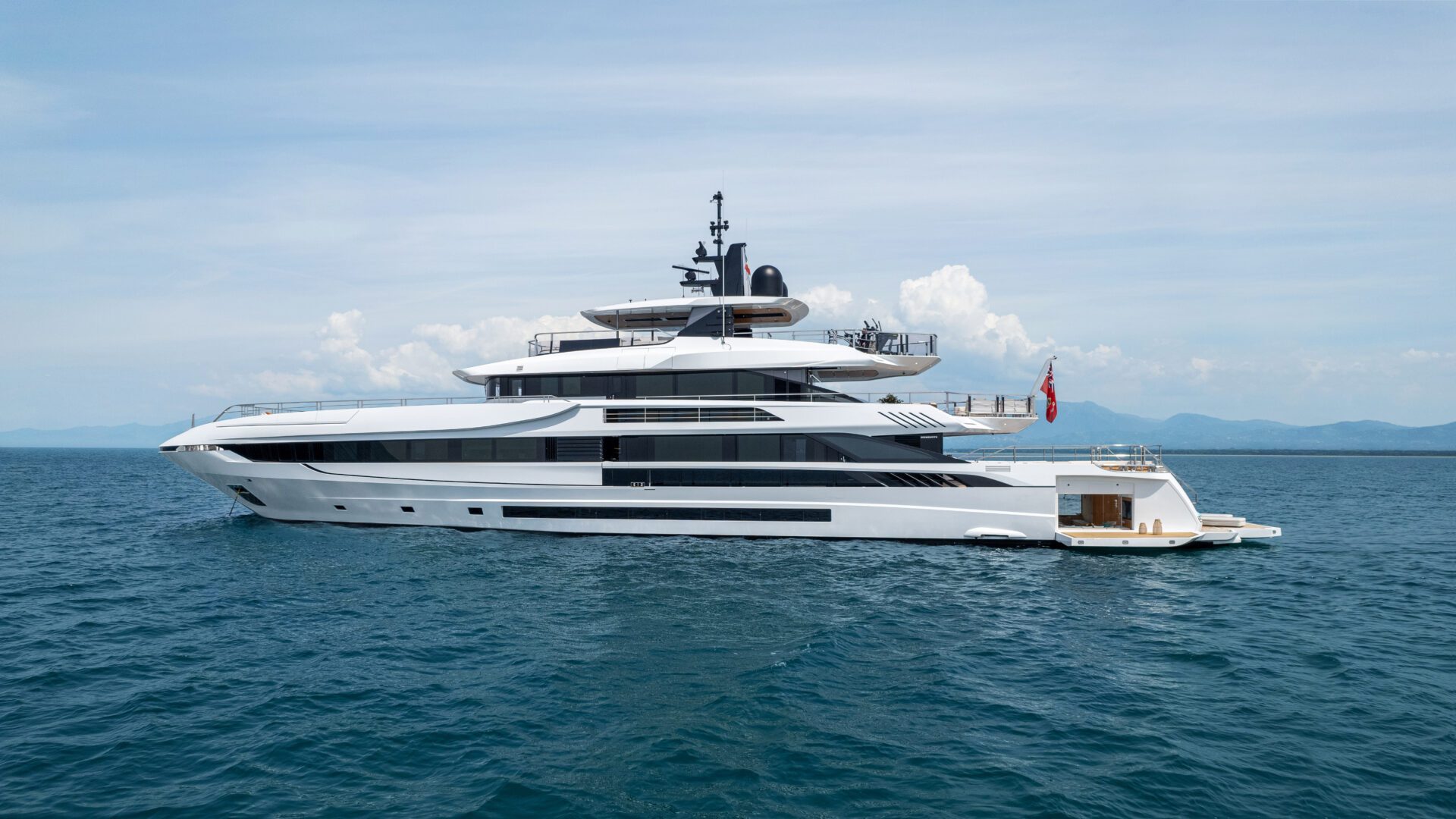 Yacht di lusso Mangusta in navigazione sul mare.