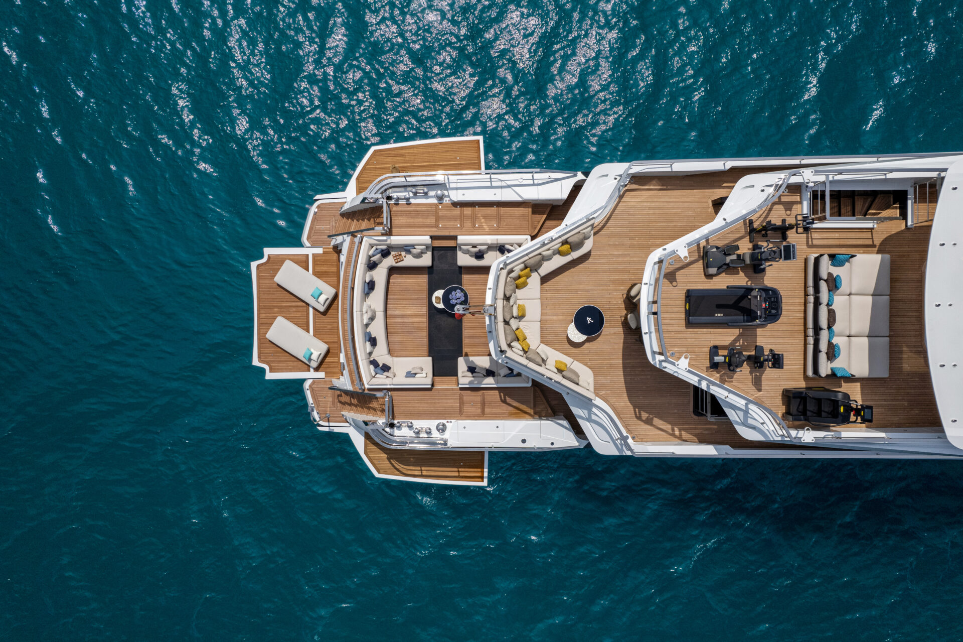 Ponte superiore di Mangusta Yachts, vista dall'alto.