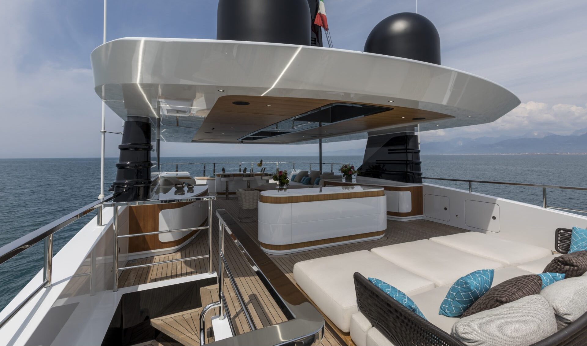 Interni di lusso Mangusta Yachts con vista mare.
