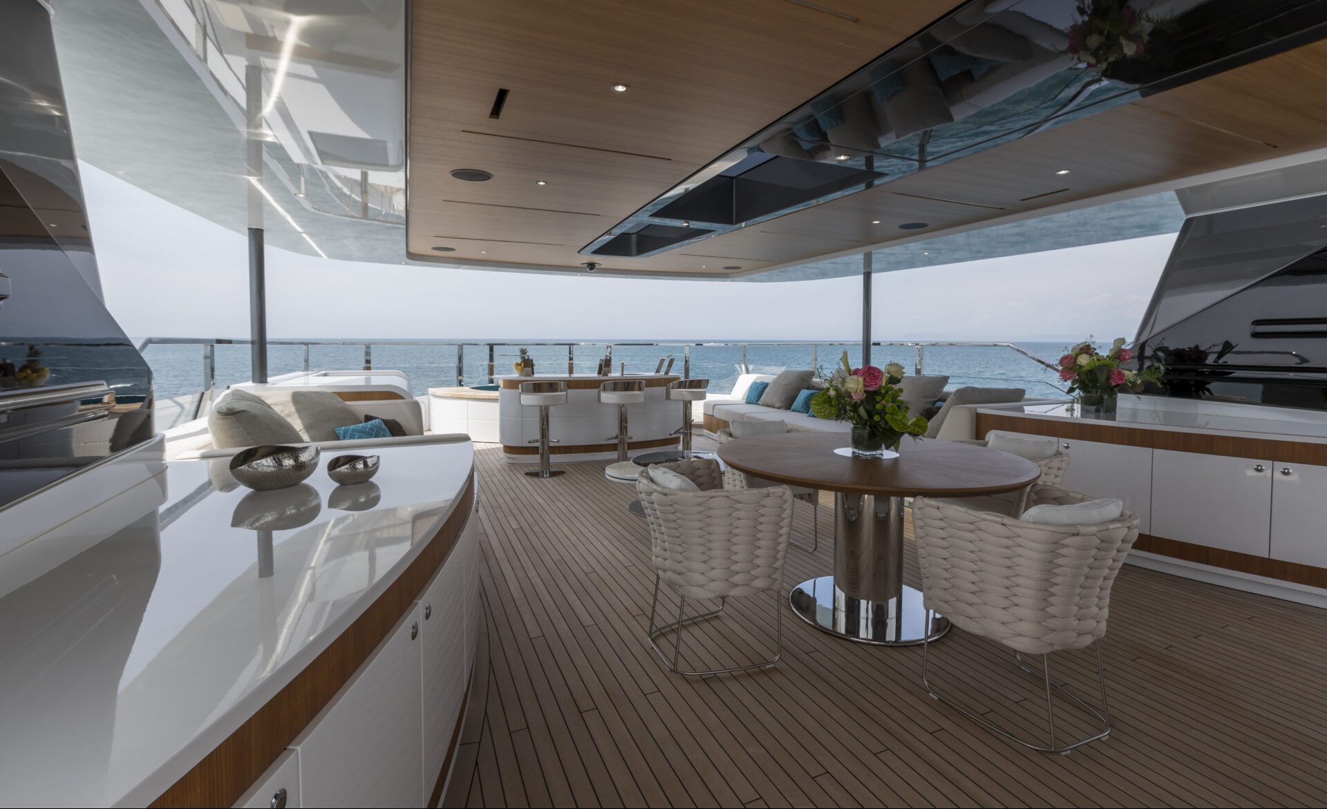 Interni eleganti del ponte Mangusta Yachts con vista mare.