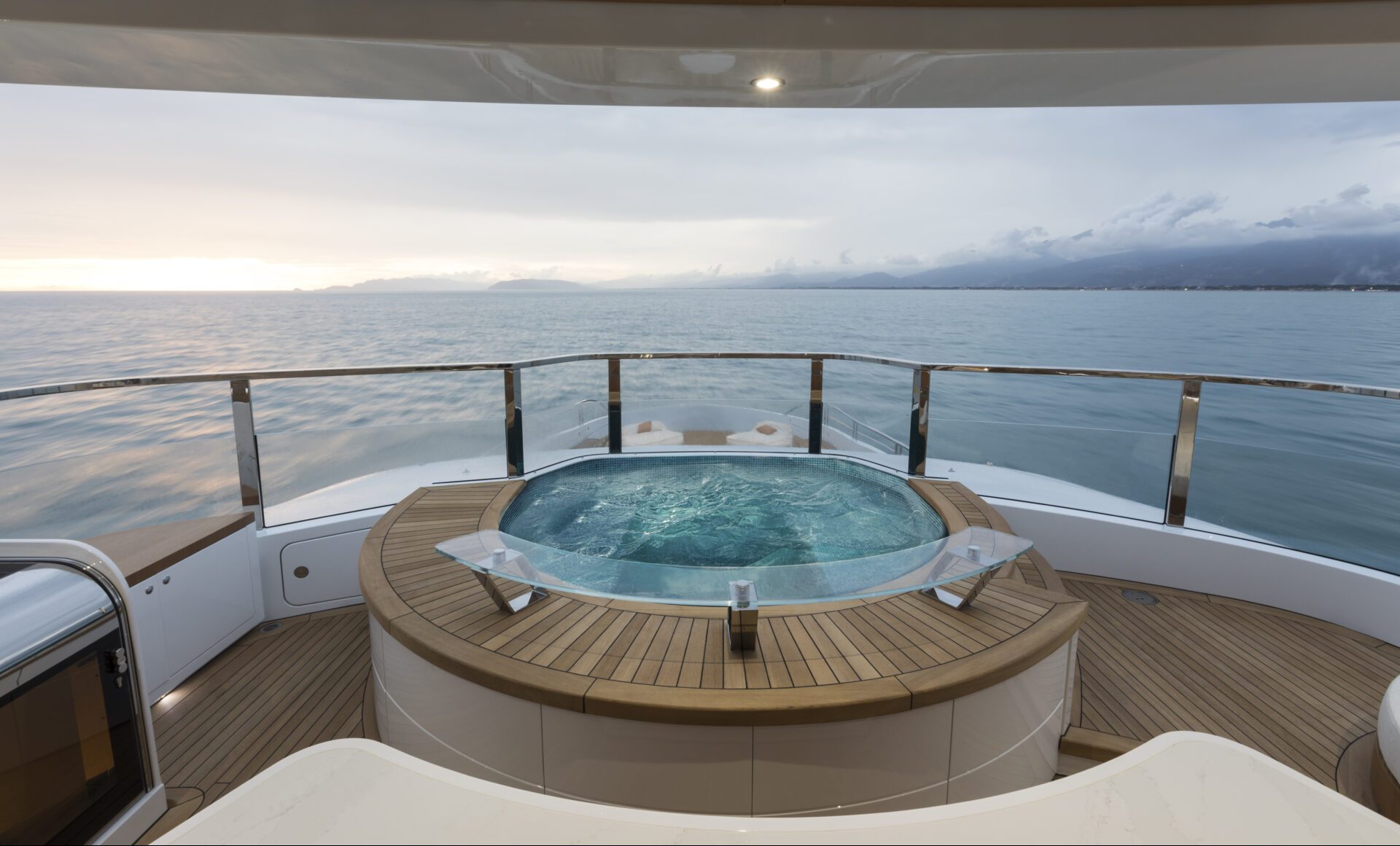Jacuzzi sul ponte del Mangusta Yachts al tramonto.