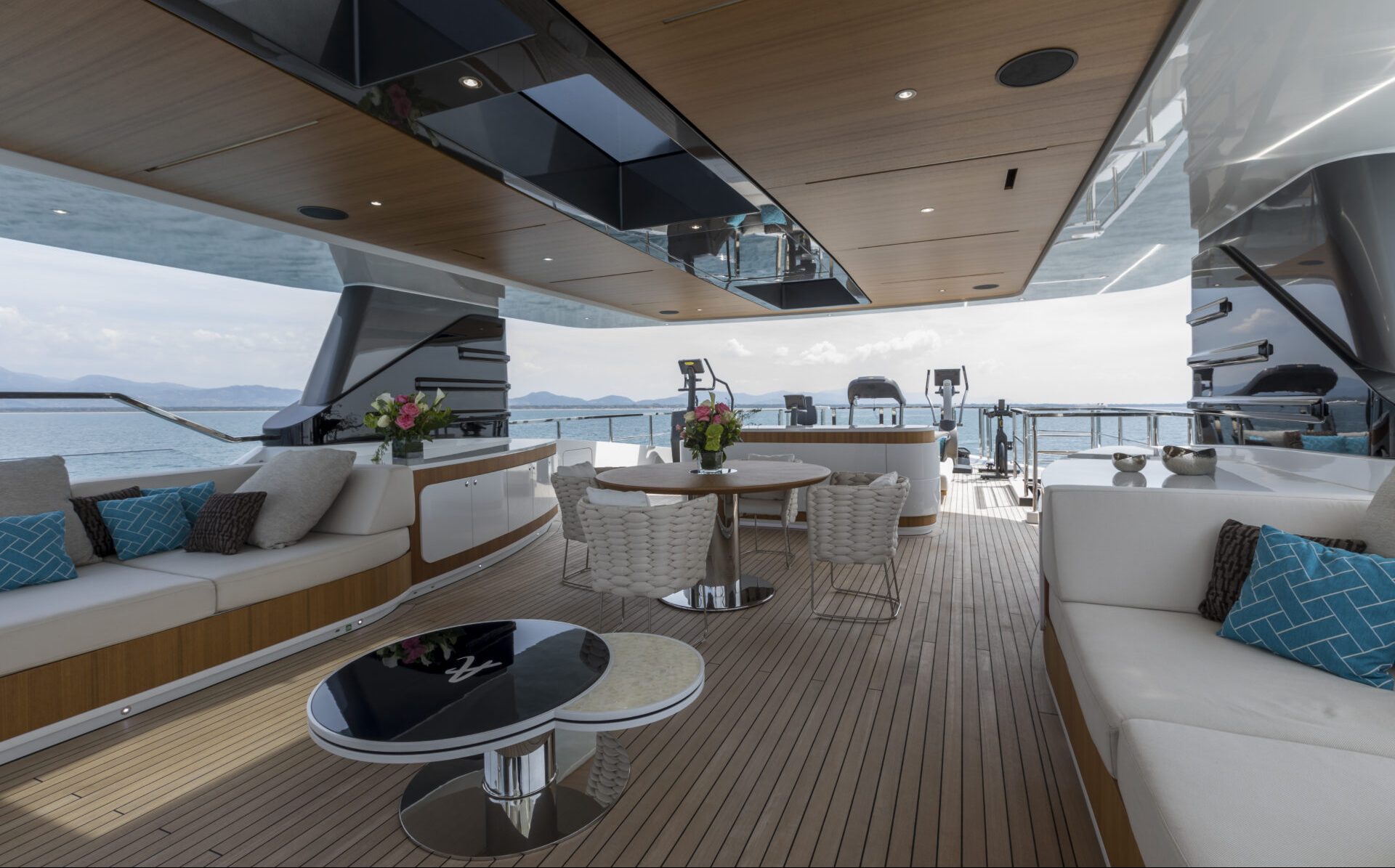 Salotto yacht Mangusta, elegante con vista mare.