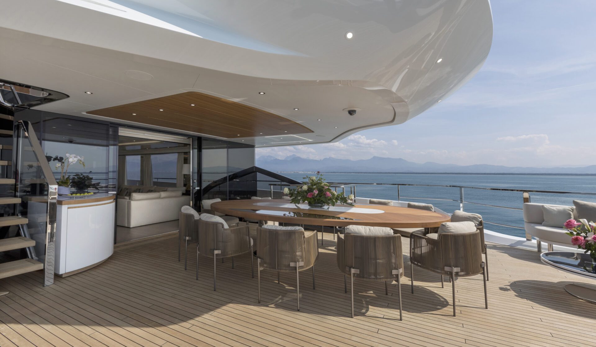 Terrazza yacht Mangusta con tavolo da pranzo e vista mare