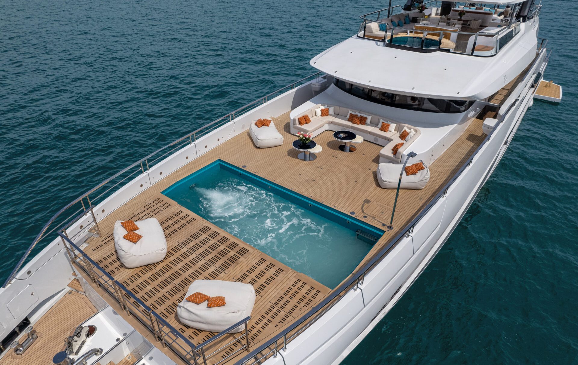 Yacht Mangusta con piscina e area relax sul ponte.