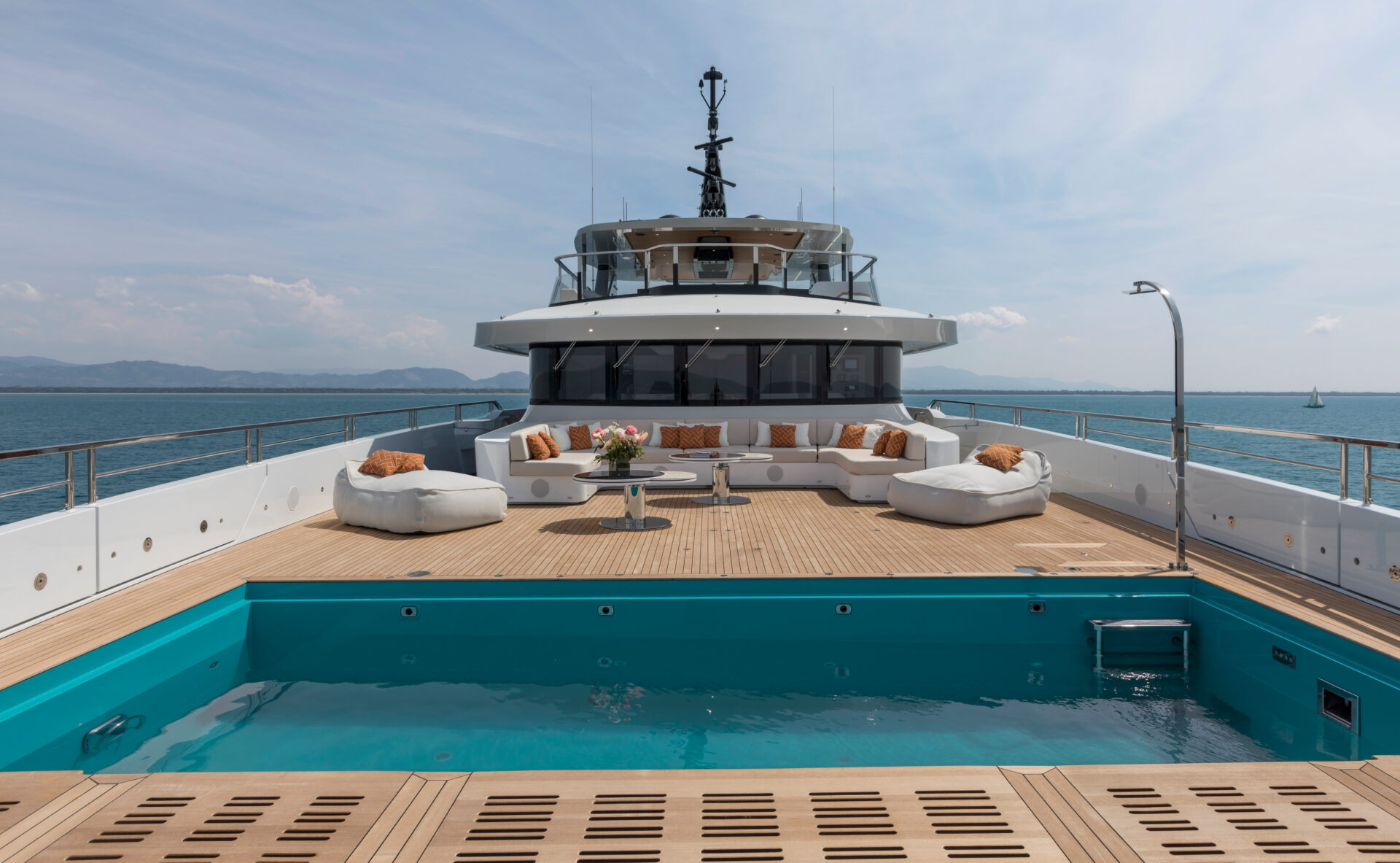 Sundeck Mangusta Yachts con piscina e lounge elegante.