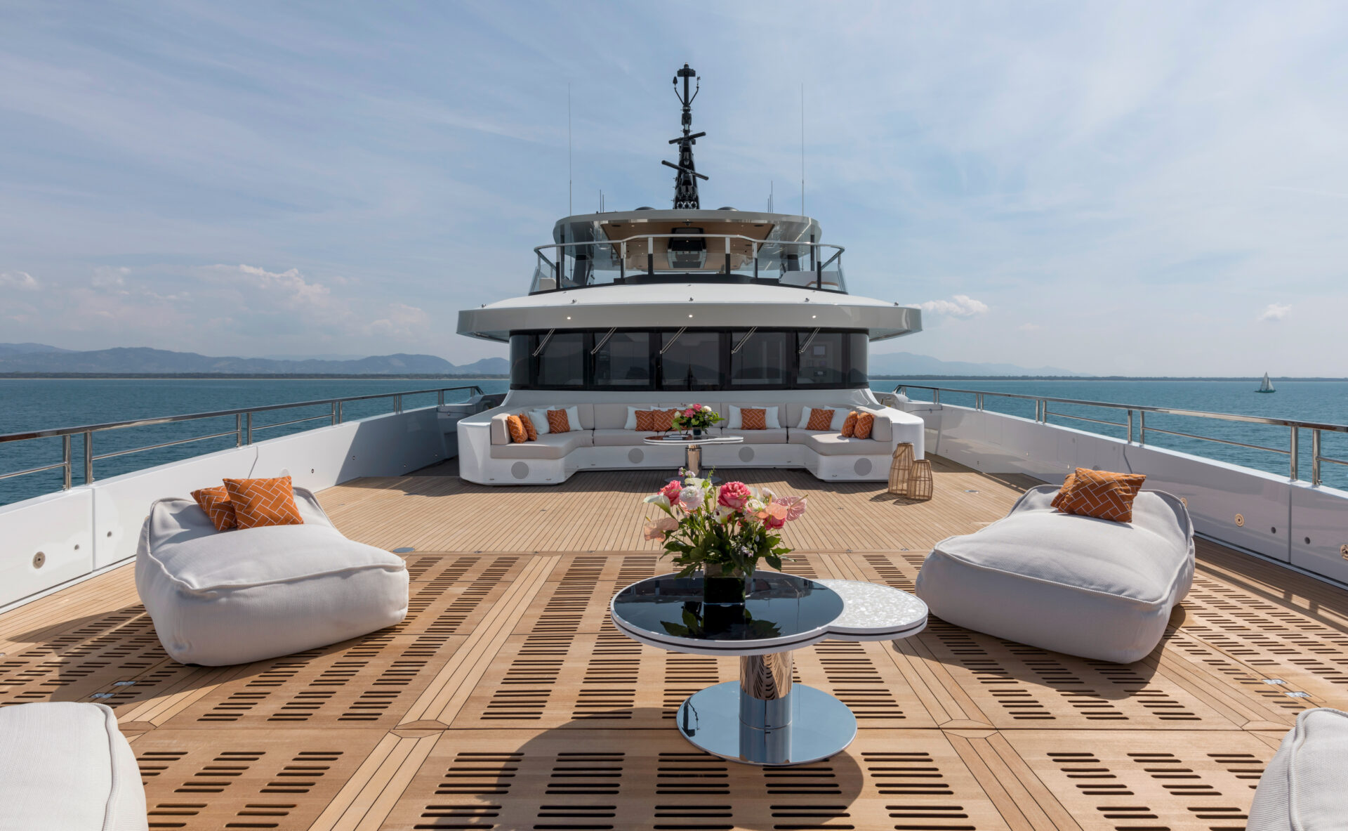Terrazza lussuosa su yacht Mangusta con vista mare.