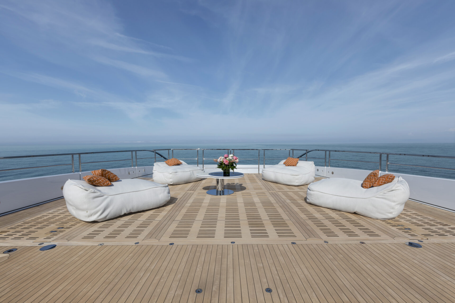 Zona relax sul ponte di un Mangusta Yacht.