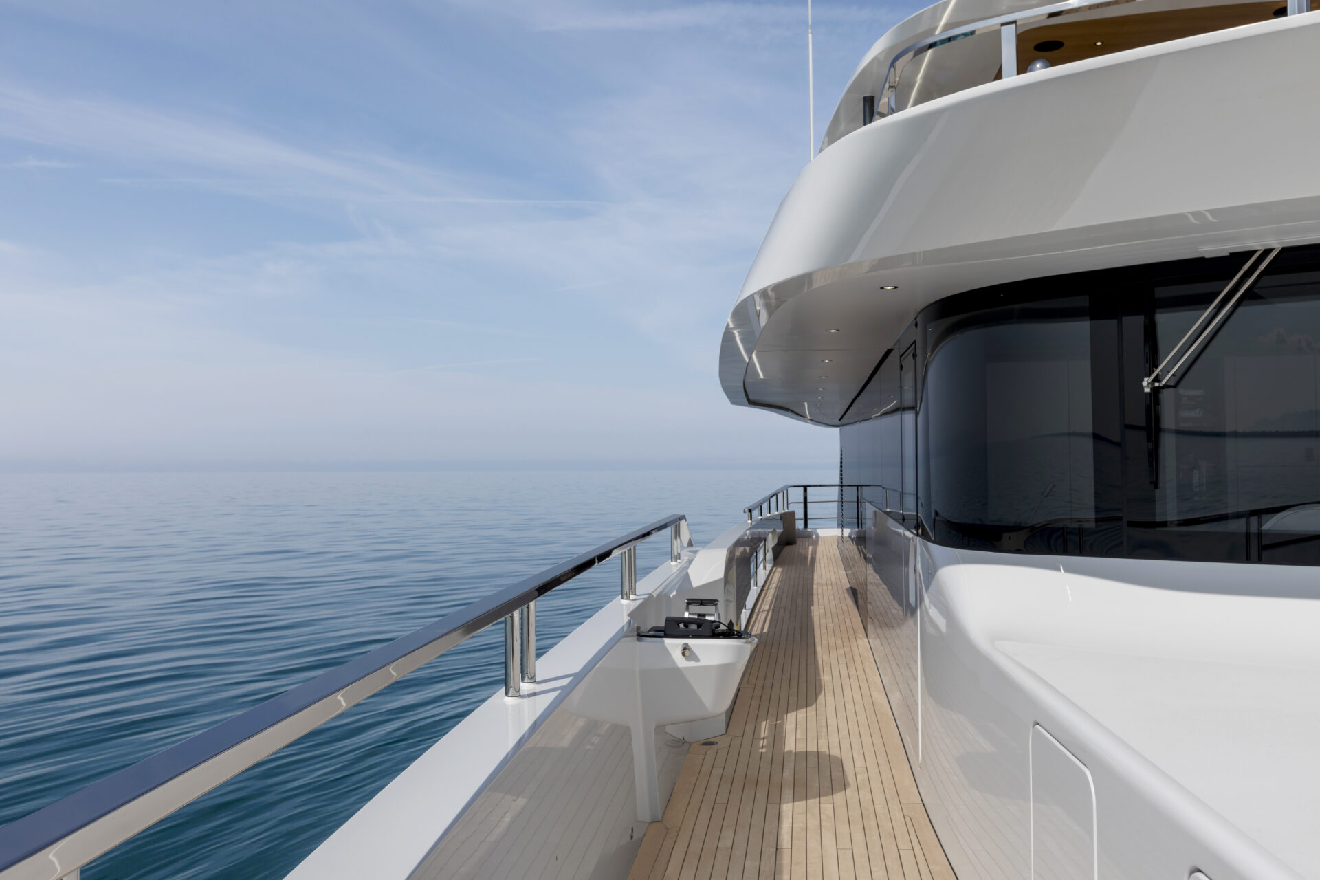 Vista laterale su ponte Mangusta Yachts sul mare.