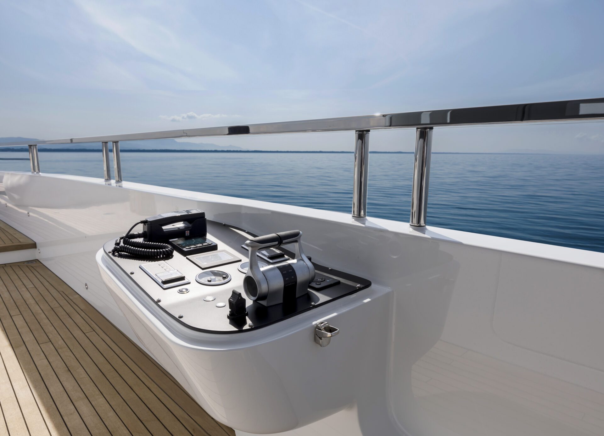 Plancia di controllo su yacht Mangusta sopra il mare.