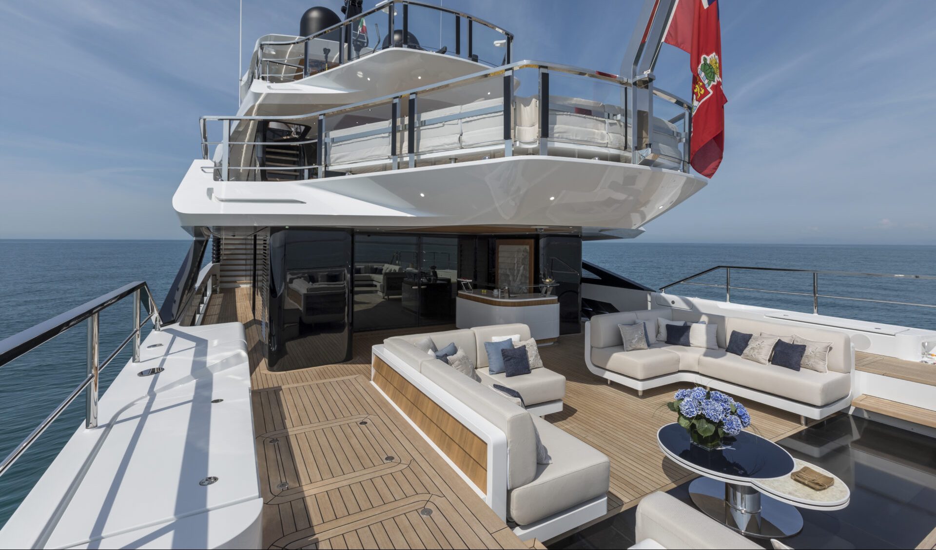 Soggiorno lussuoso su yacht Mangusta al mare.