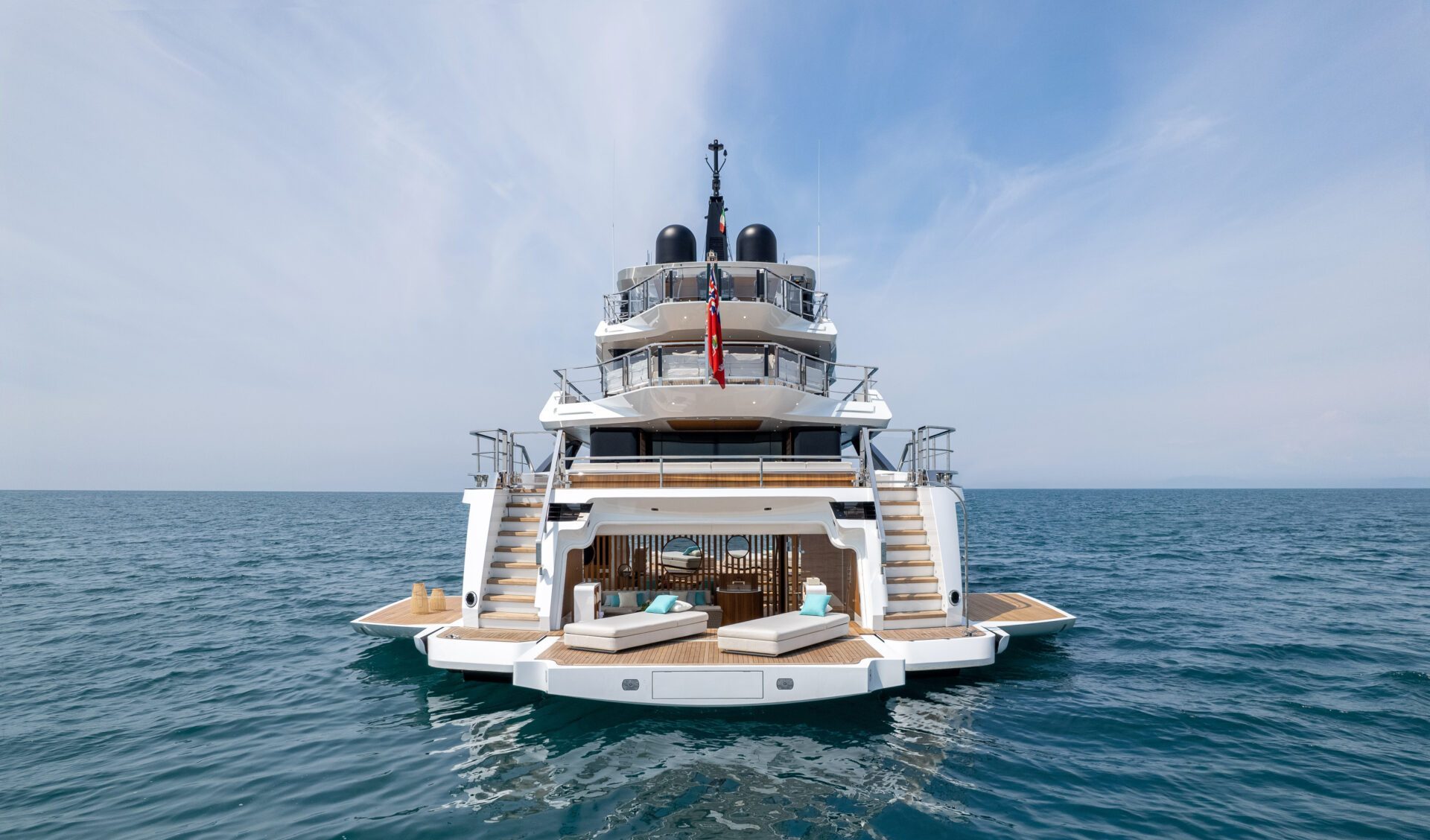 Poppa elegante di Mangusta Yachts su mare blu.