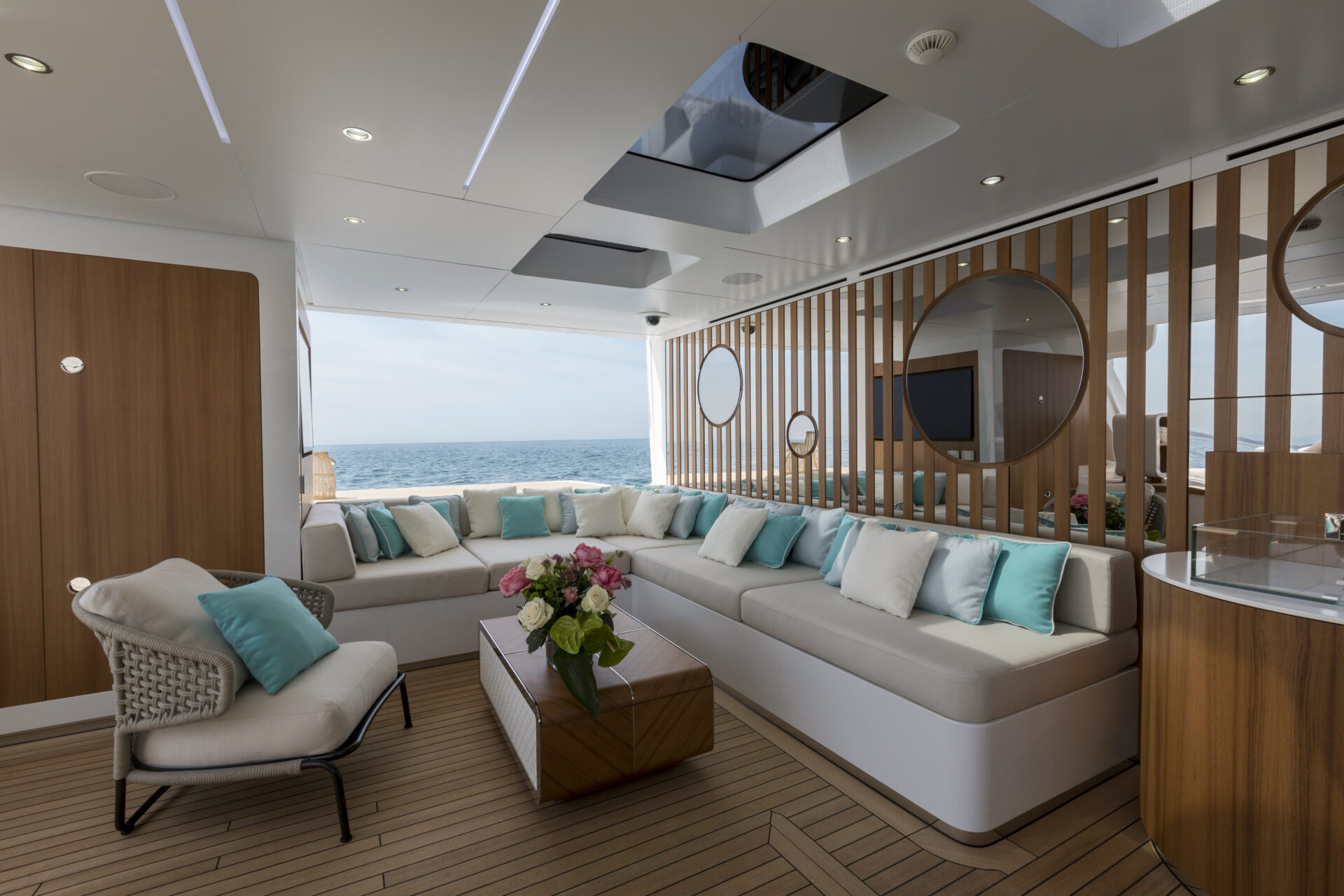 Salotto elegante su yacht Mangusta con vista mare.