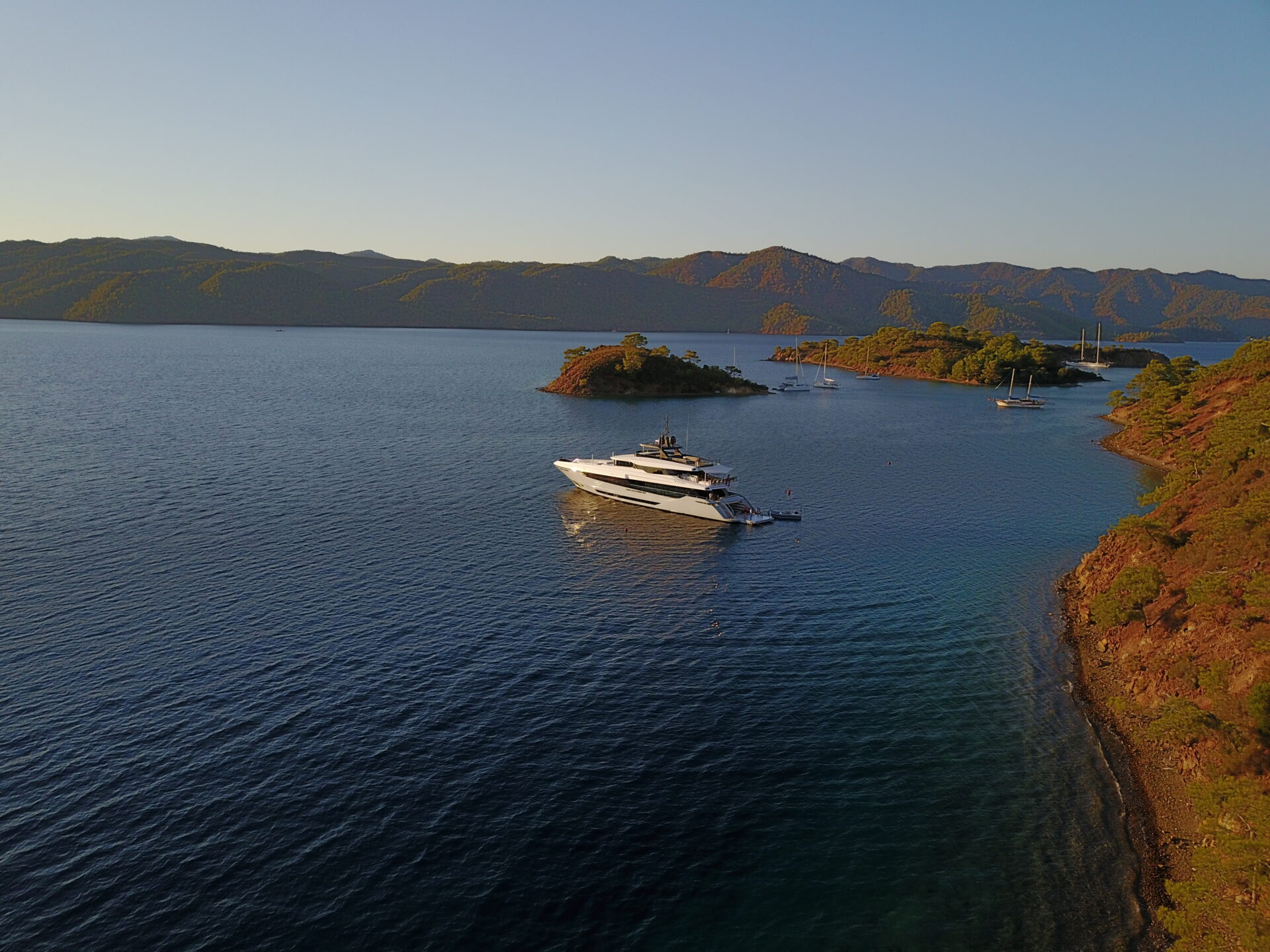 Mangusta Yacht all'ancora in una baia panoramica.