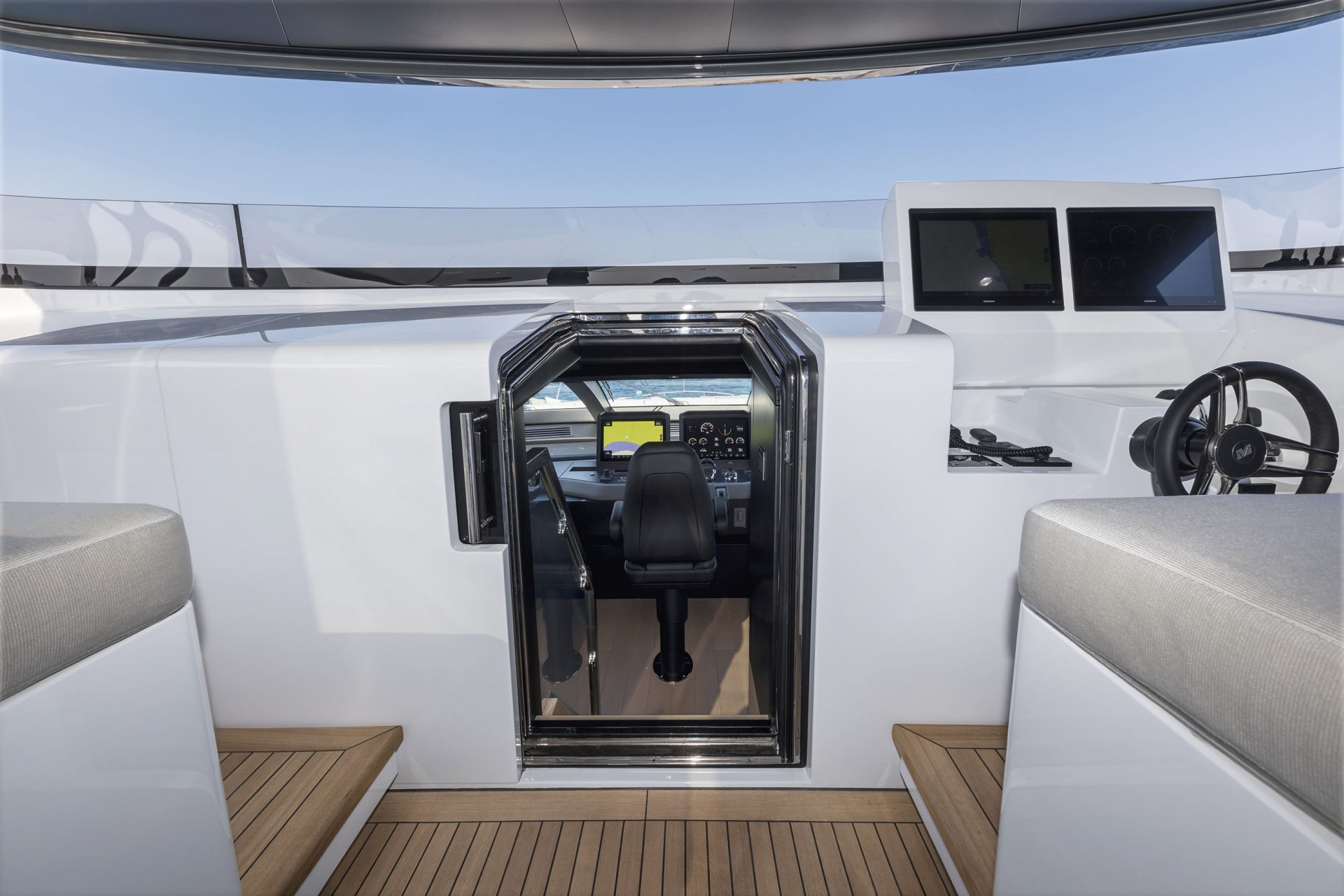 Plancia di comando Mangusta Yachts, dettagli interni eleganti.
