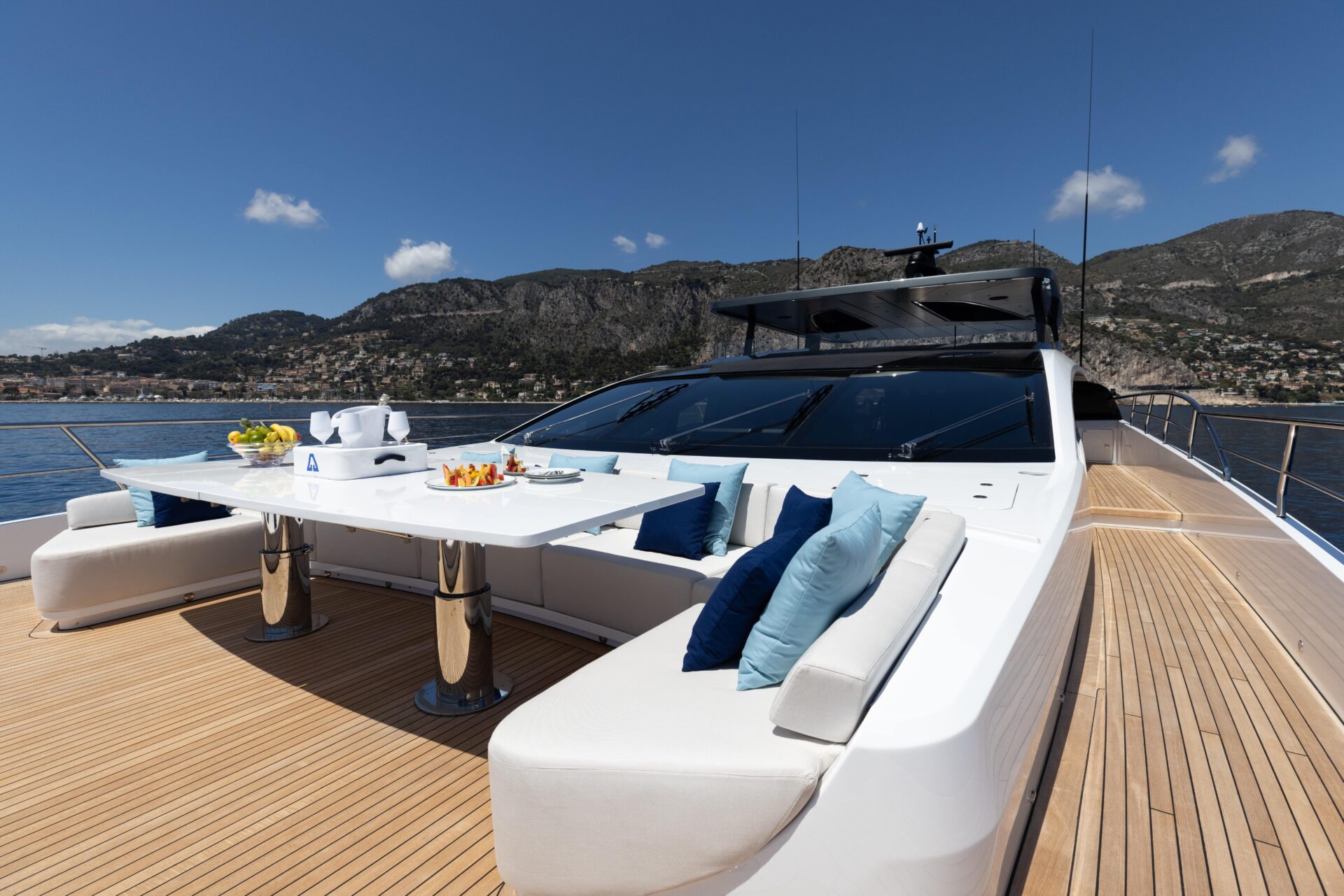 Tavolo con divani sul ponte di Mangusta Yachts