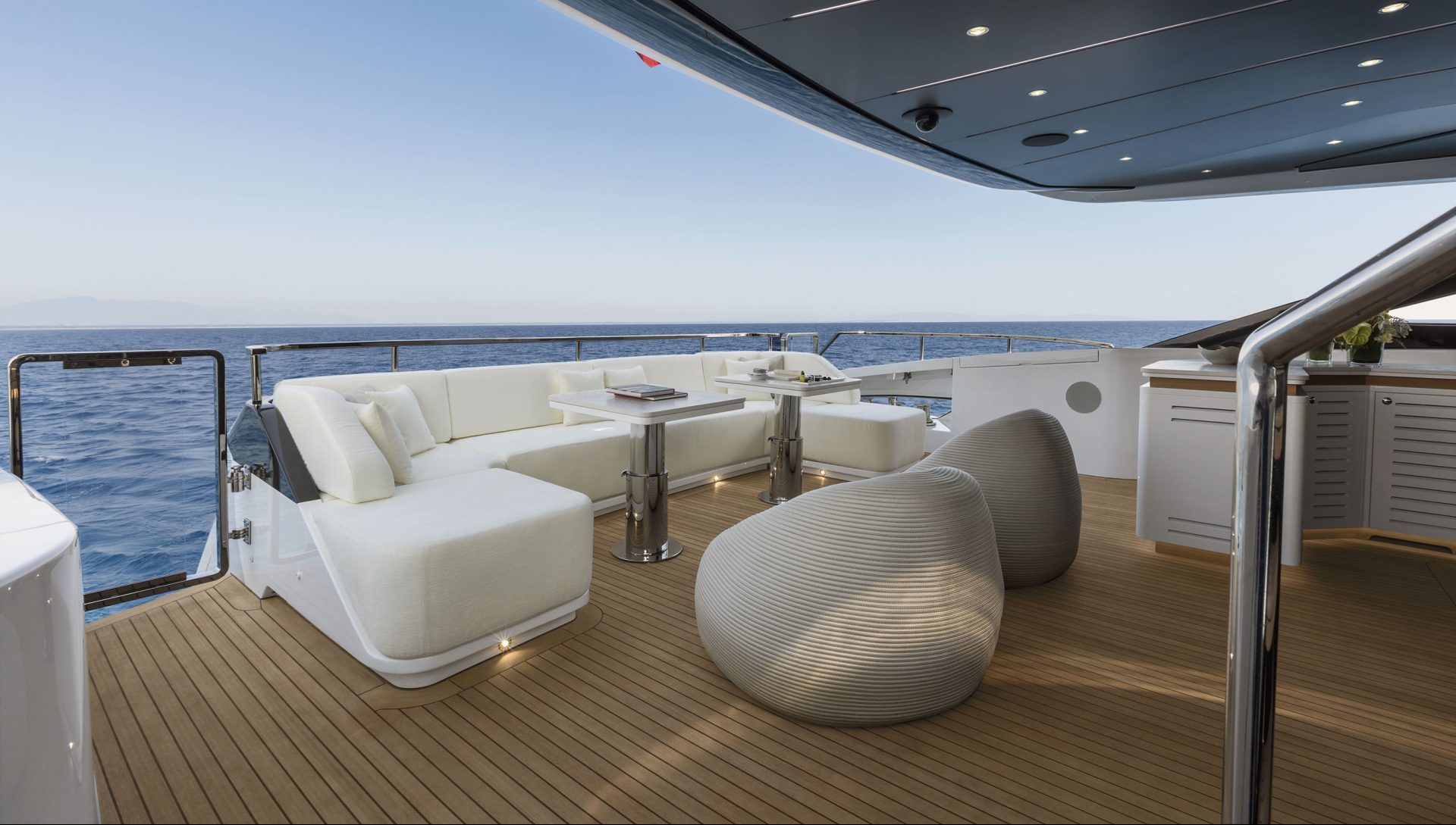 Terrazza yacht Mangusta, area relax lusso sul mare.
