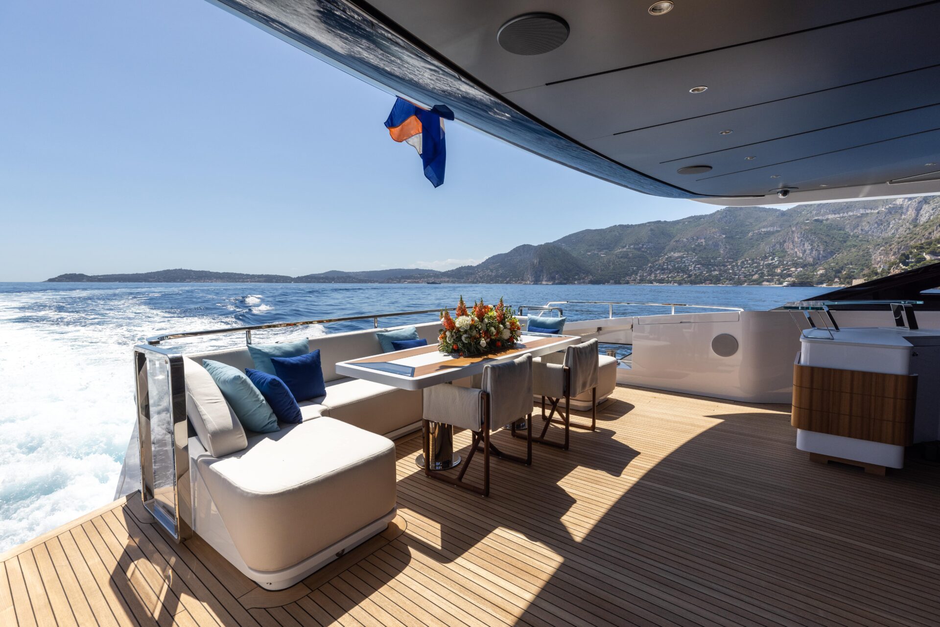 Terrazza di lusso su yacht Mangusta in navigazione