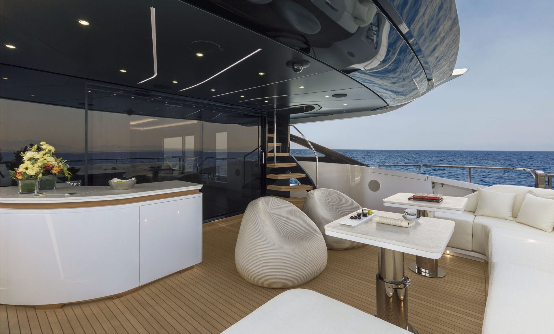 Relax sulla terrazza retrostante di Mangusta Yachts