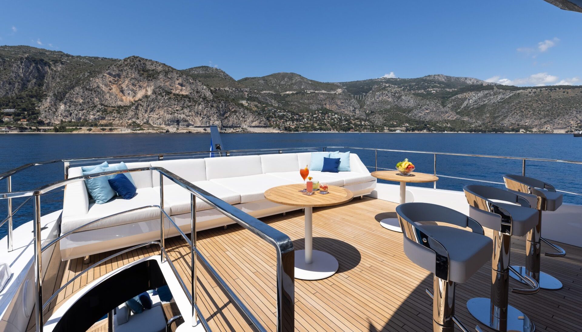Terrazza di lusso Mangusta Yachts con vista mare.