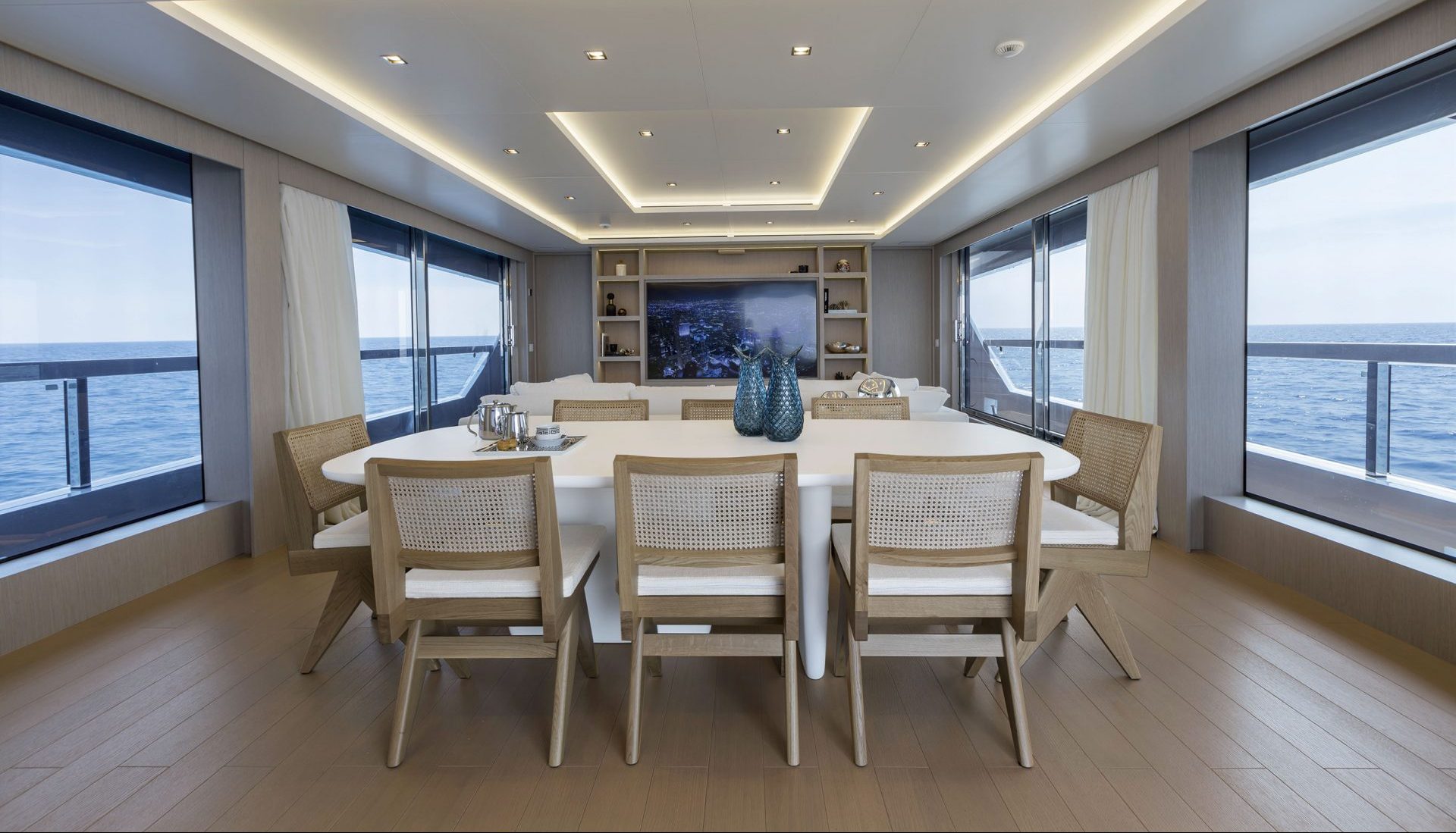 Sala da pranzo elegante con vista mare su Mangusta Yachts.