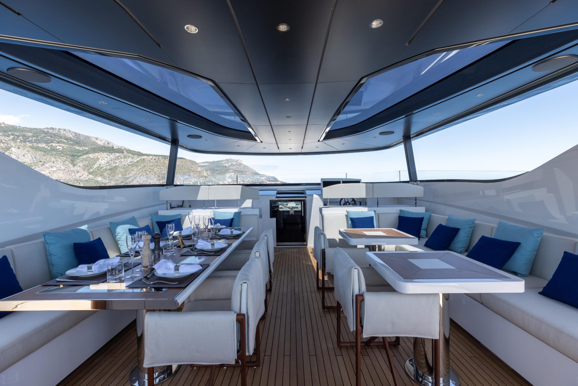 Interno raffinato Mangusta Yachts con vista mare.
