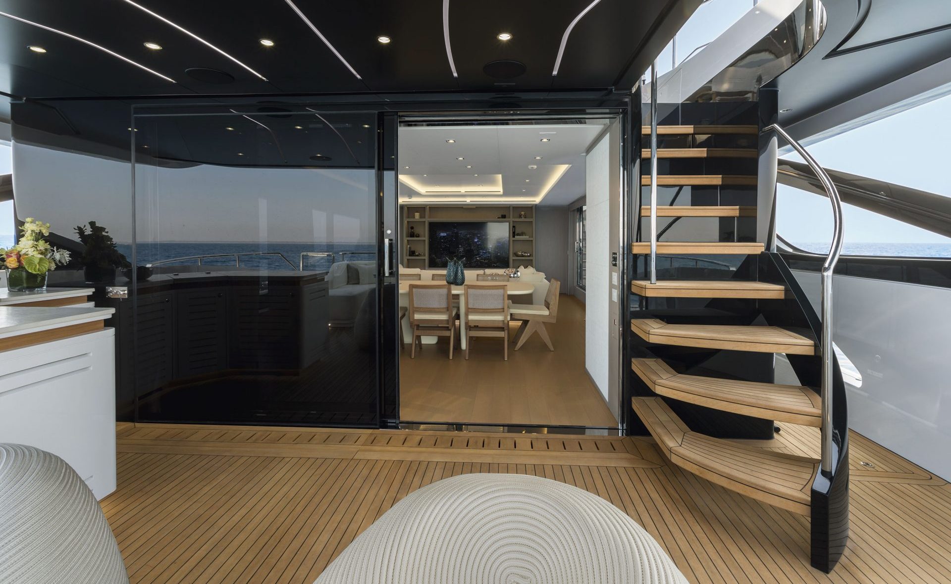 Interni eleganti Mangusta Yachts con vista mare