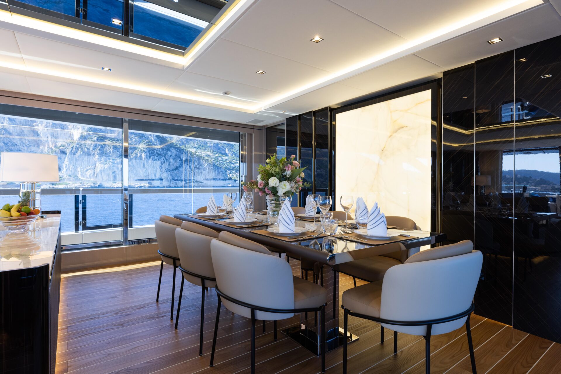 Sala da pranzo di lusso su Mangusta Yacht.