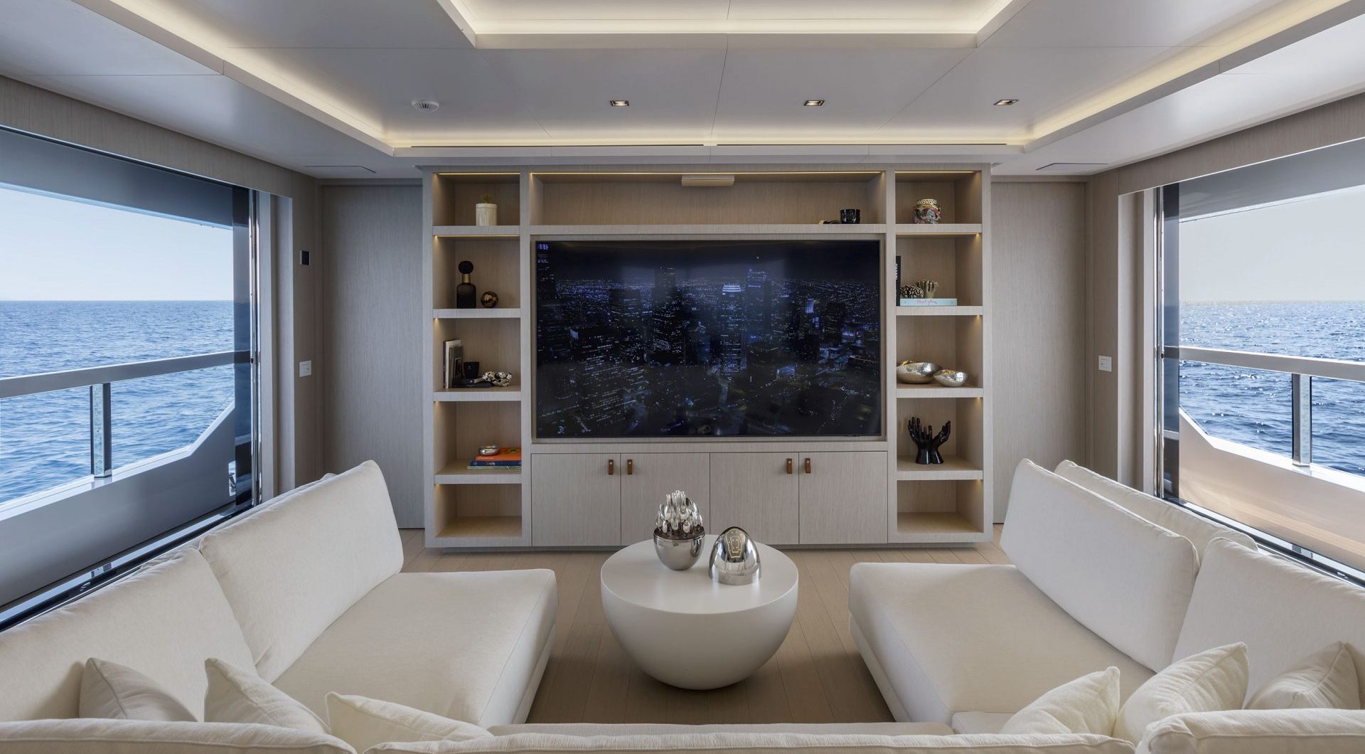 Salotto di lusso su uno yacht Mangusta con vista mare.