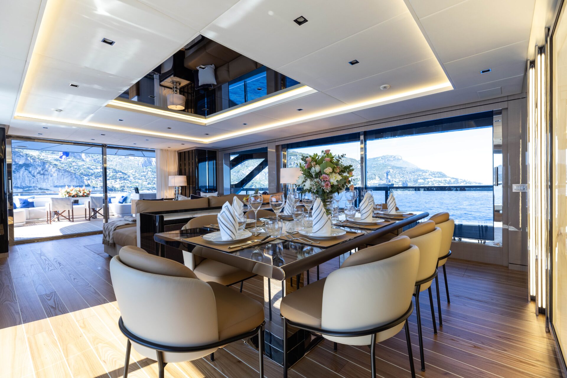 Sala da pranzo lussuosa su yacht Mangusta con vista mare.