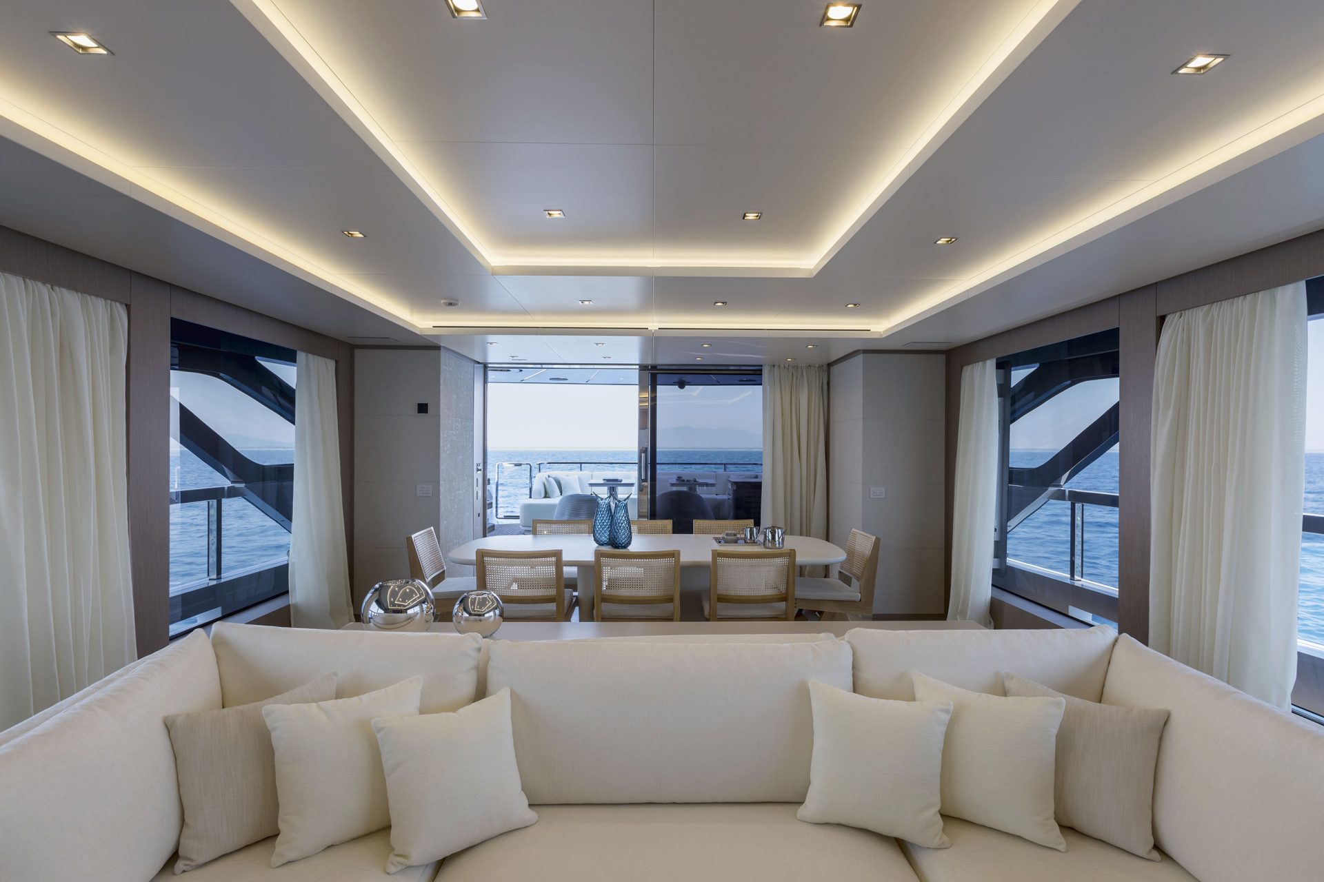Yacht Mangusta, salone elegante e vista mare.